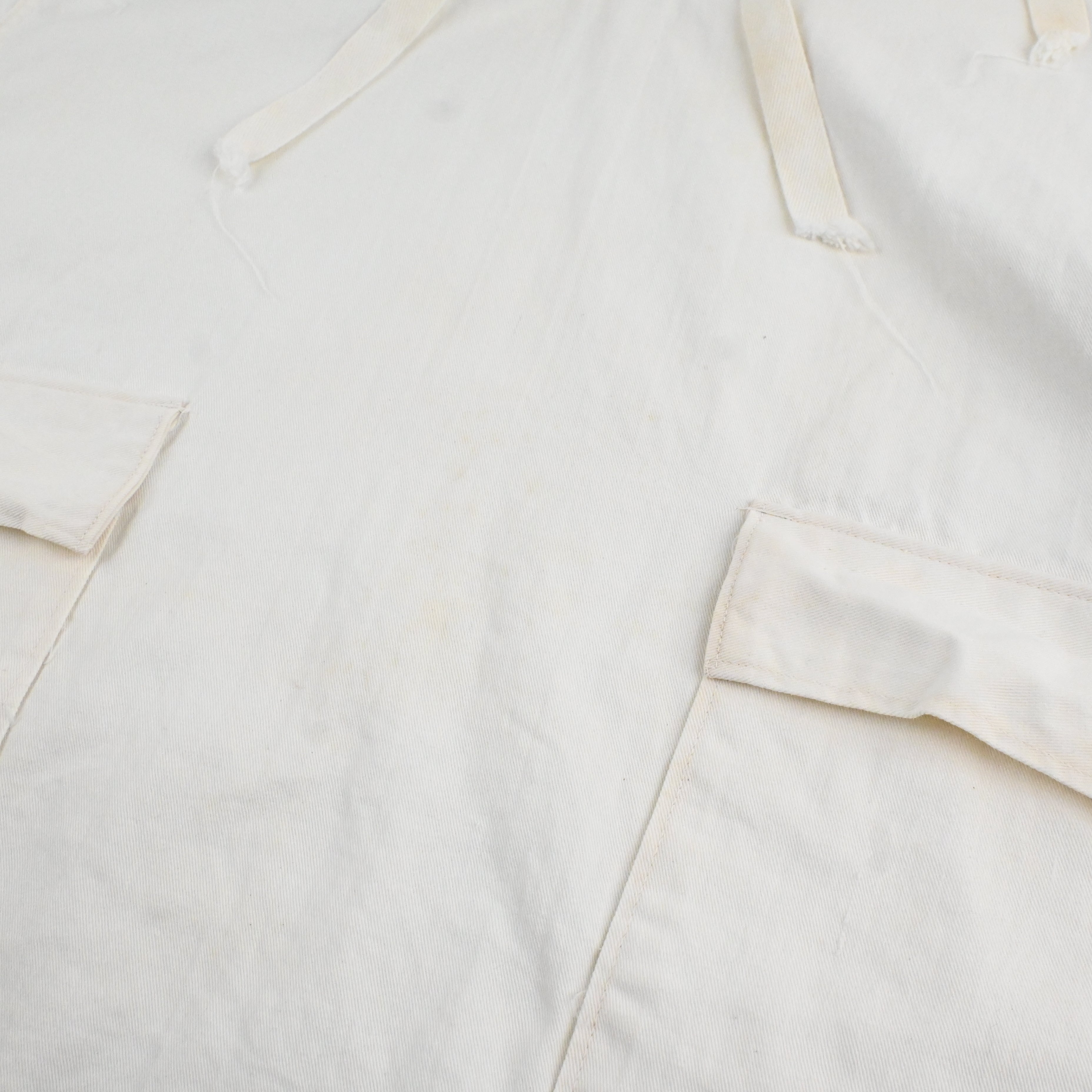 フロントに薄く汚れがございます。