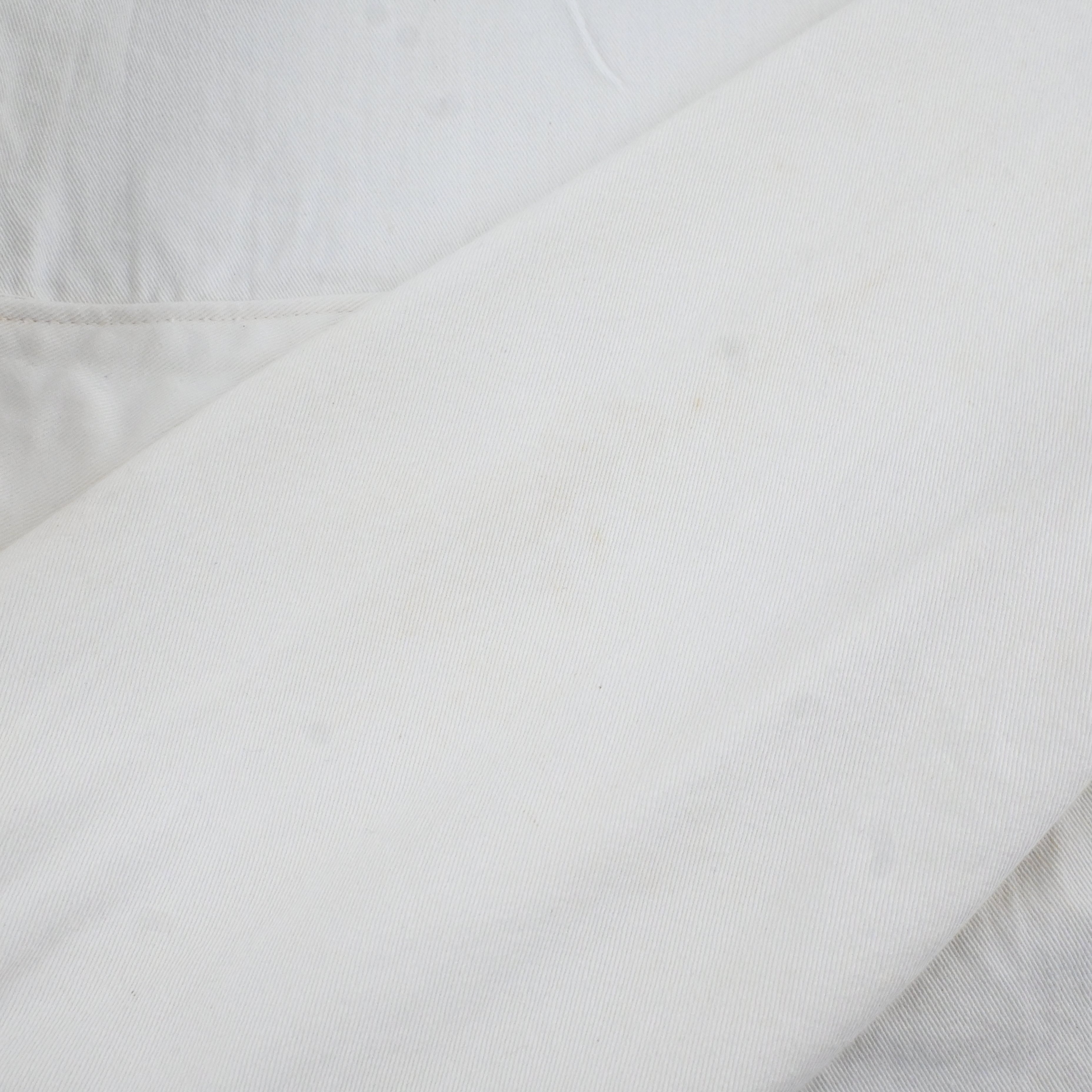 袖に薄く汚れがございます。