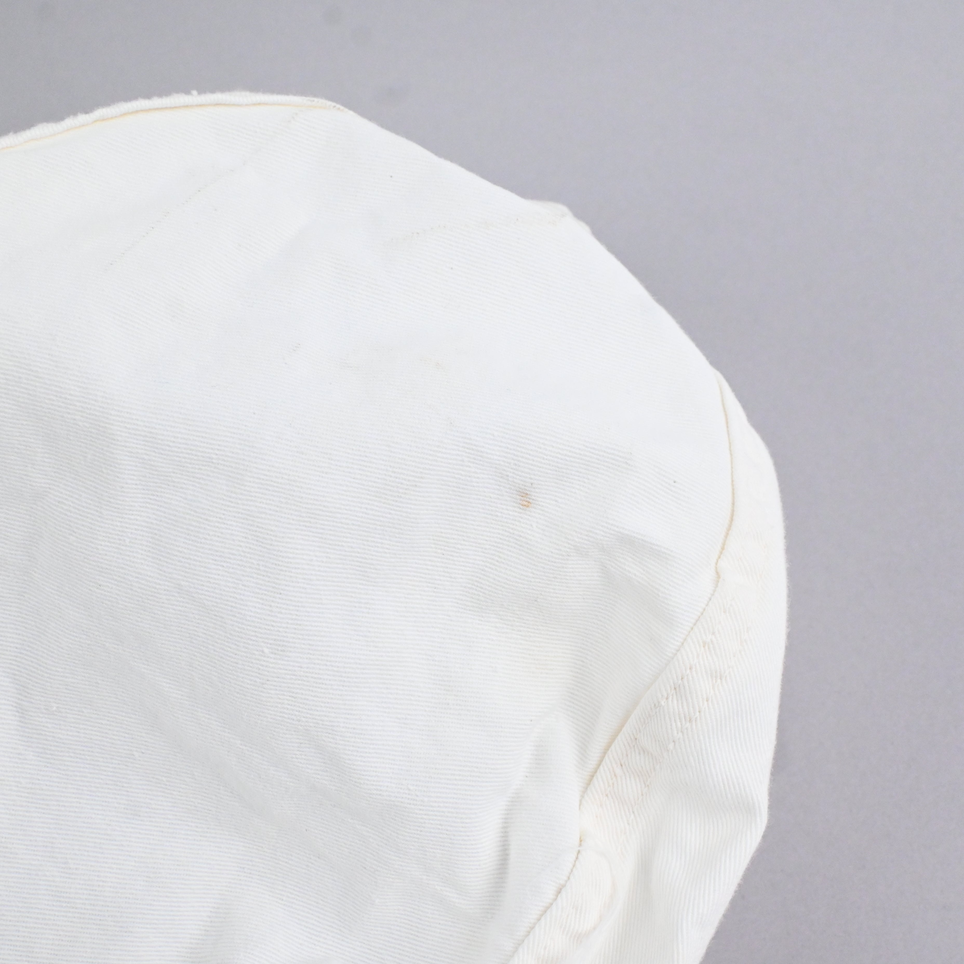 フード裏に汚れがございます。