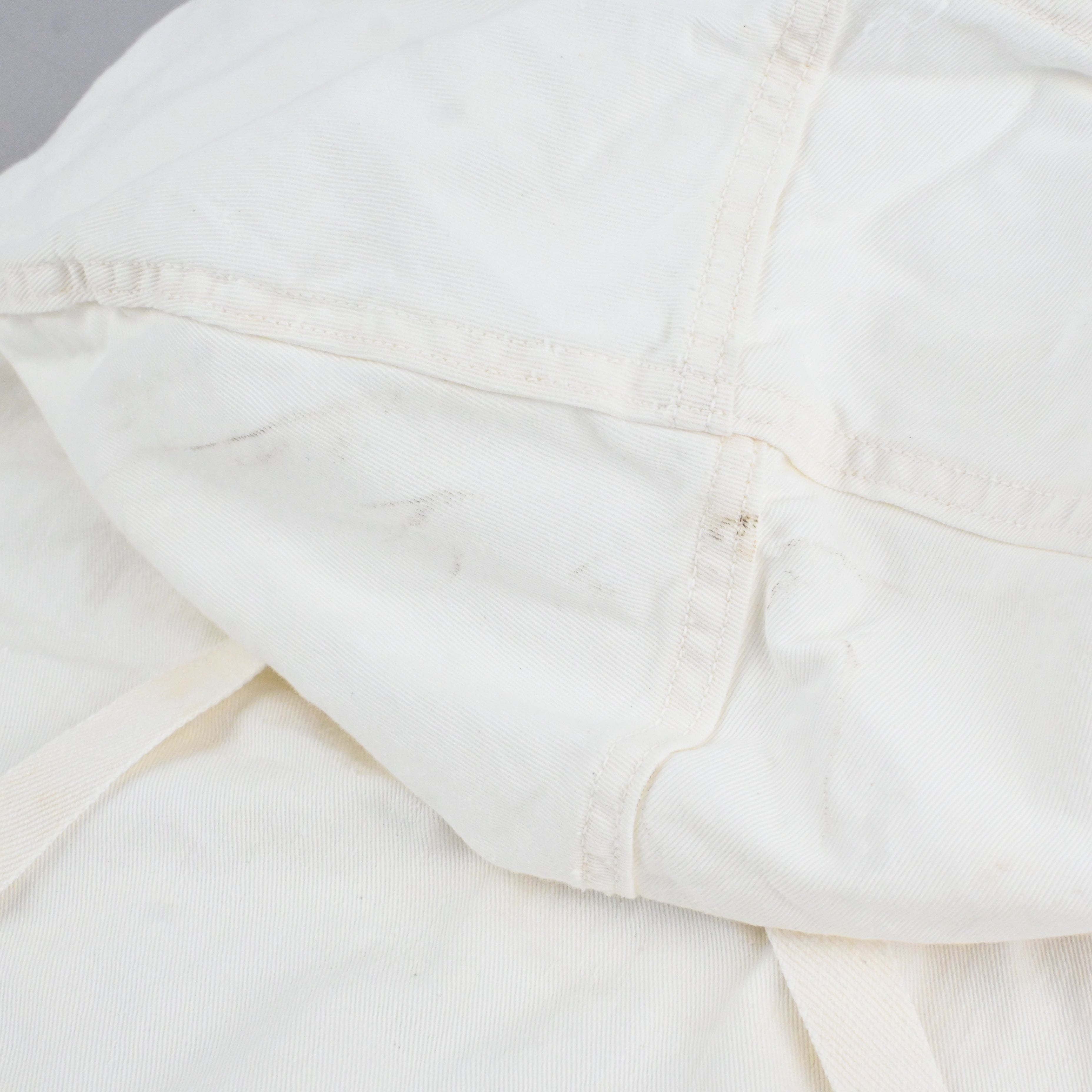 フード裏に汚れがございます。