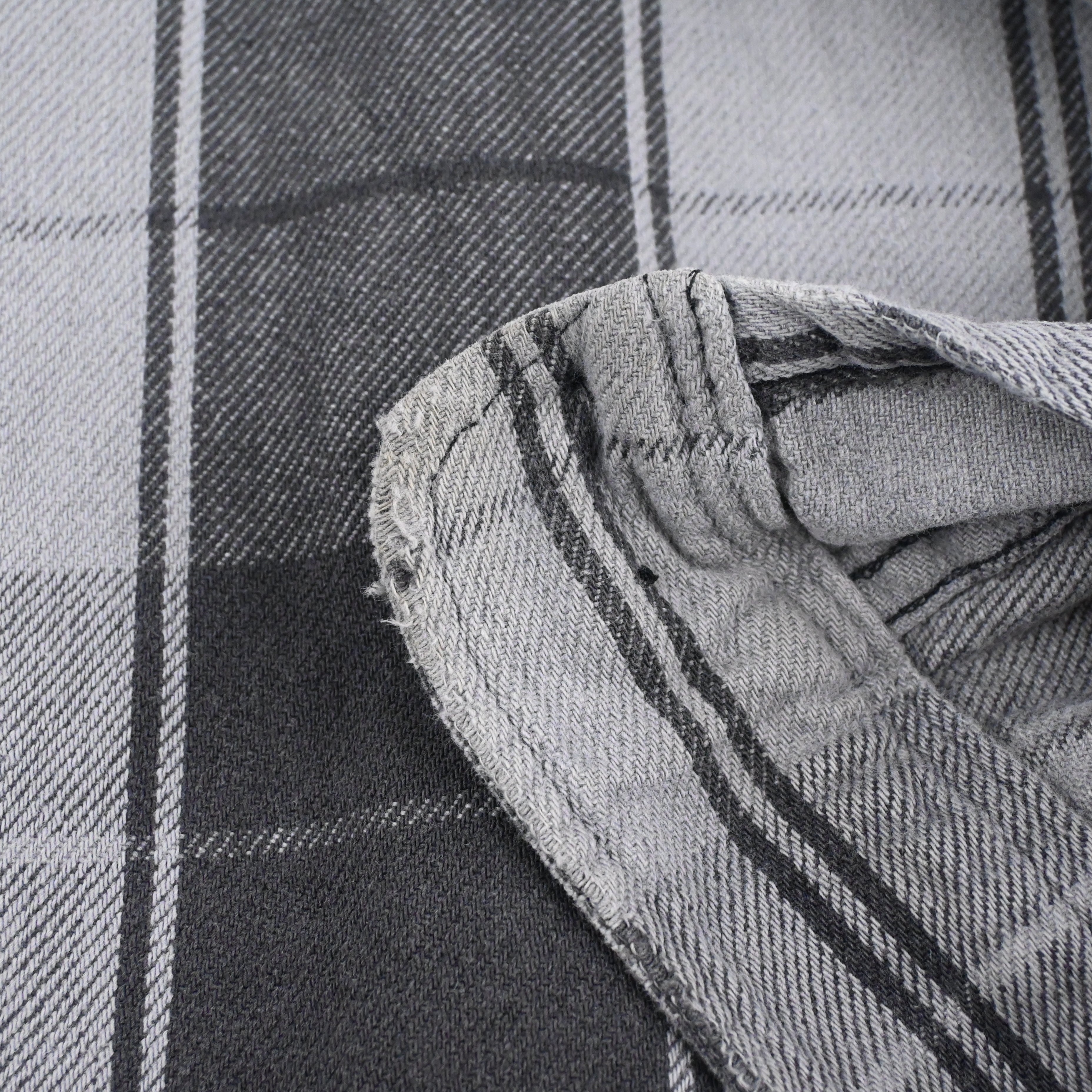 袖に擦れ部分がございます。