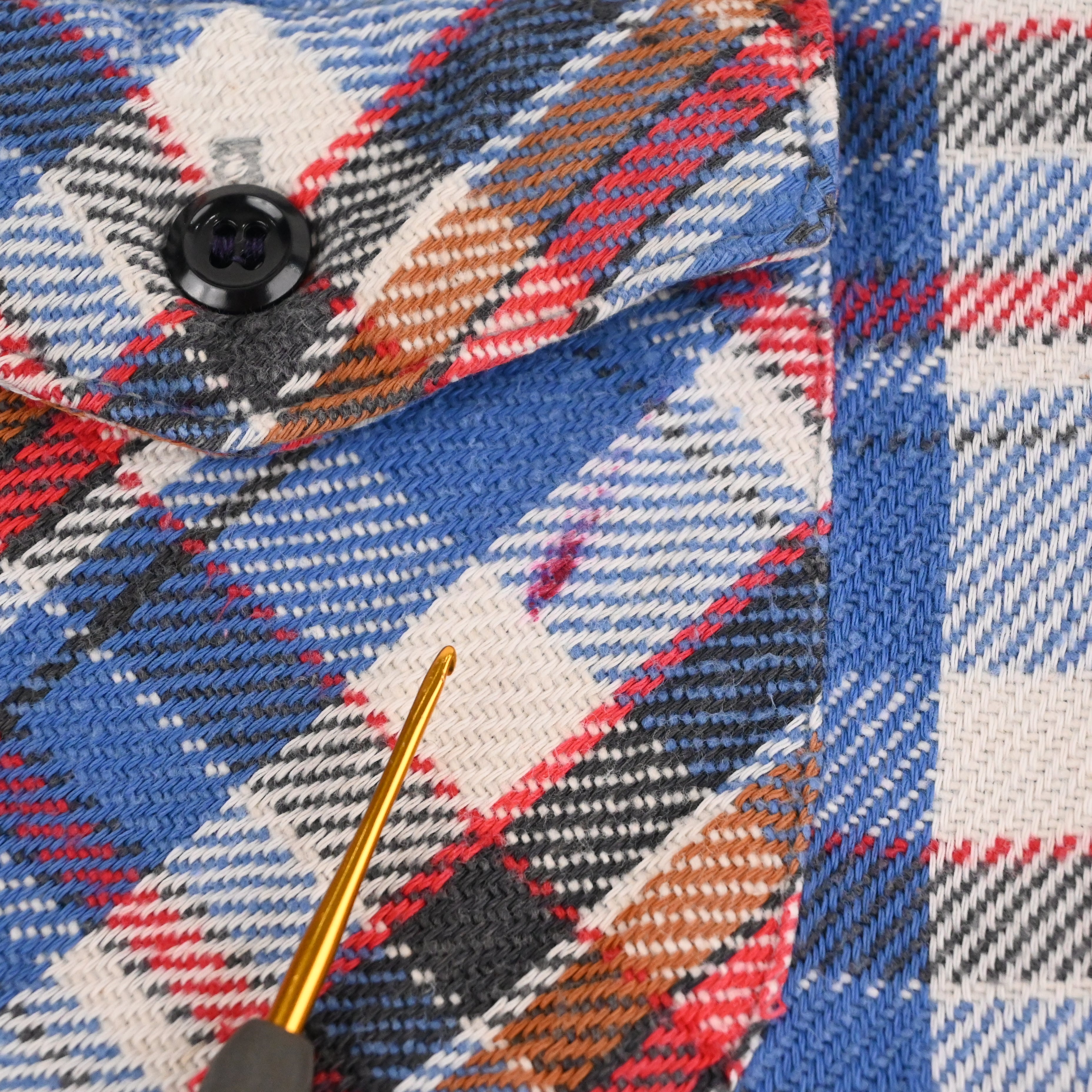 右ポケットに汚れがございます。