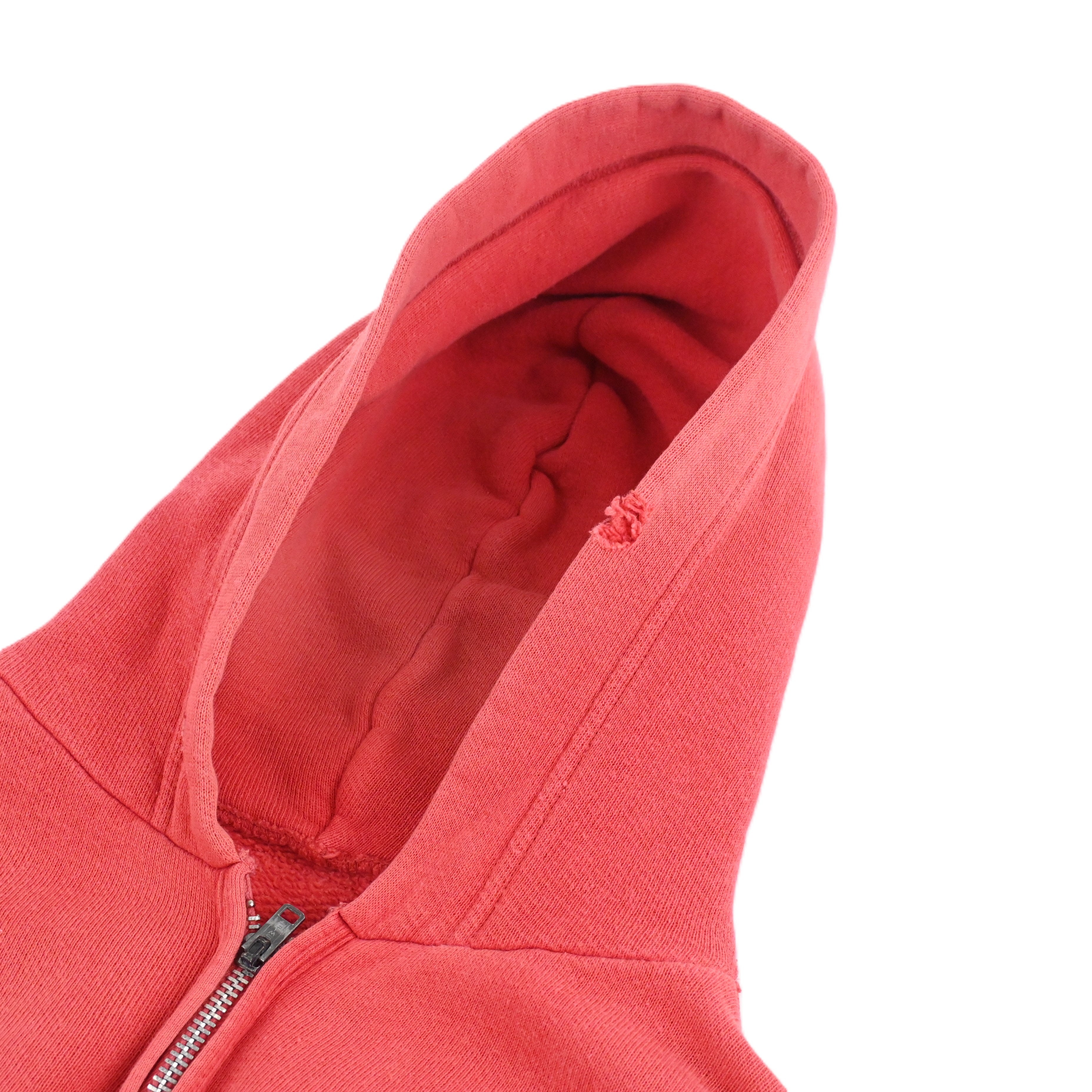 フードにダメージがございます。