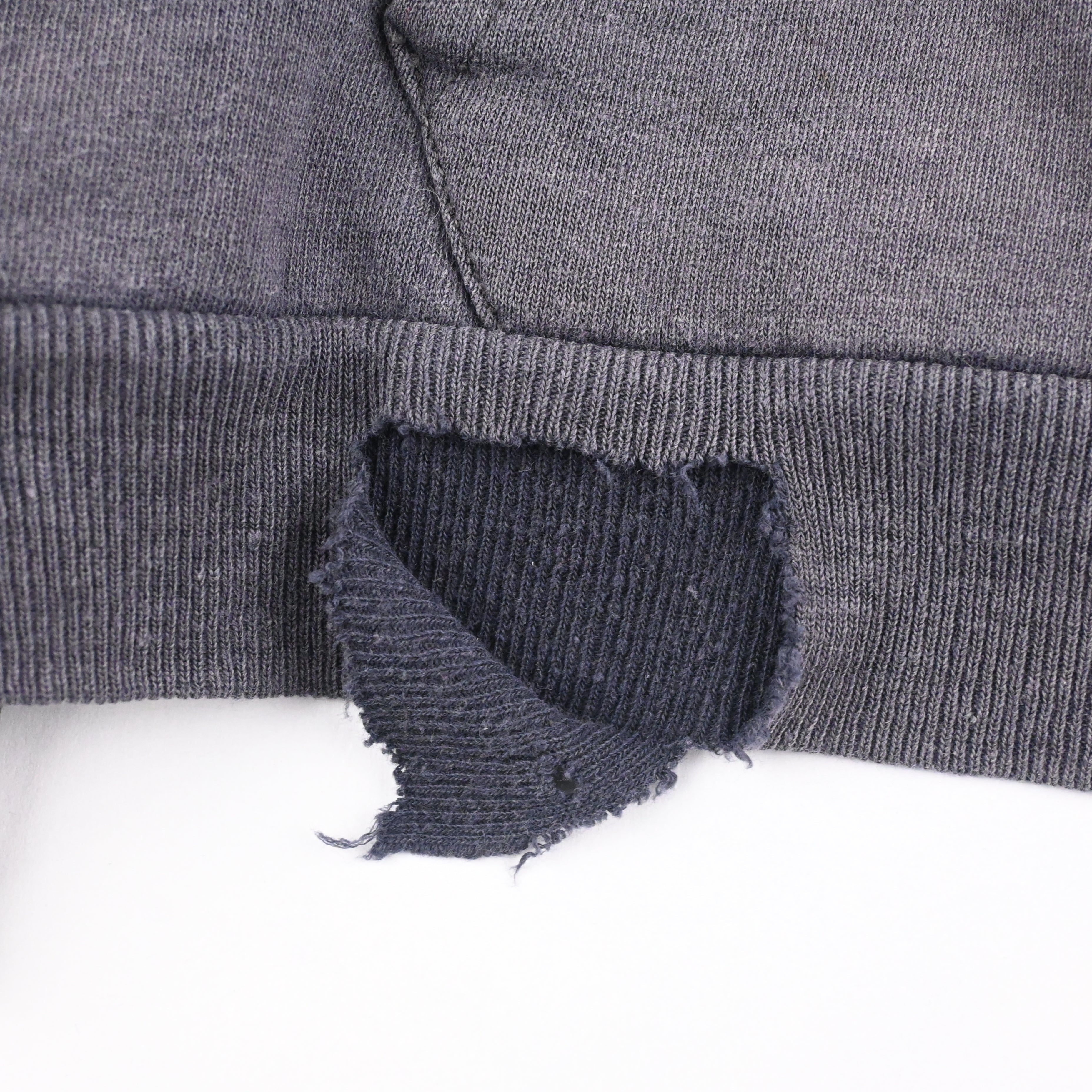 裾リブにダメージがございます。