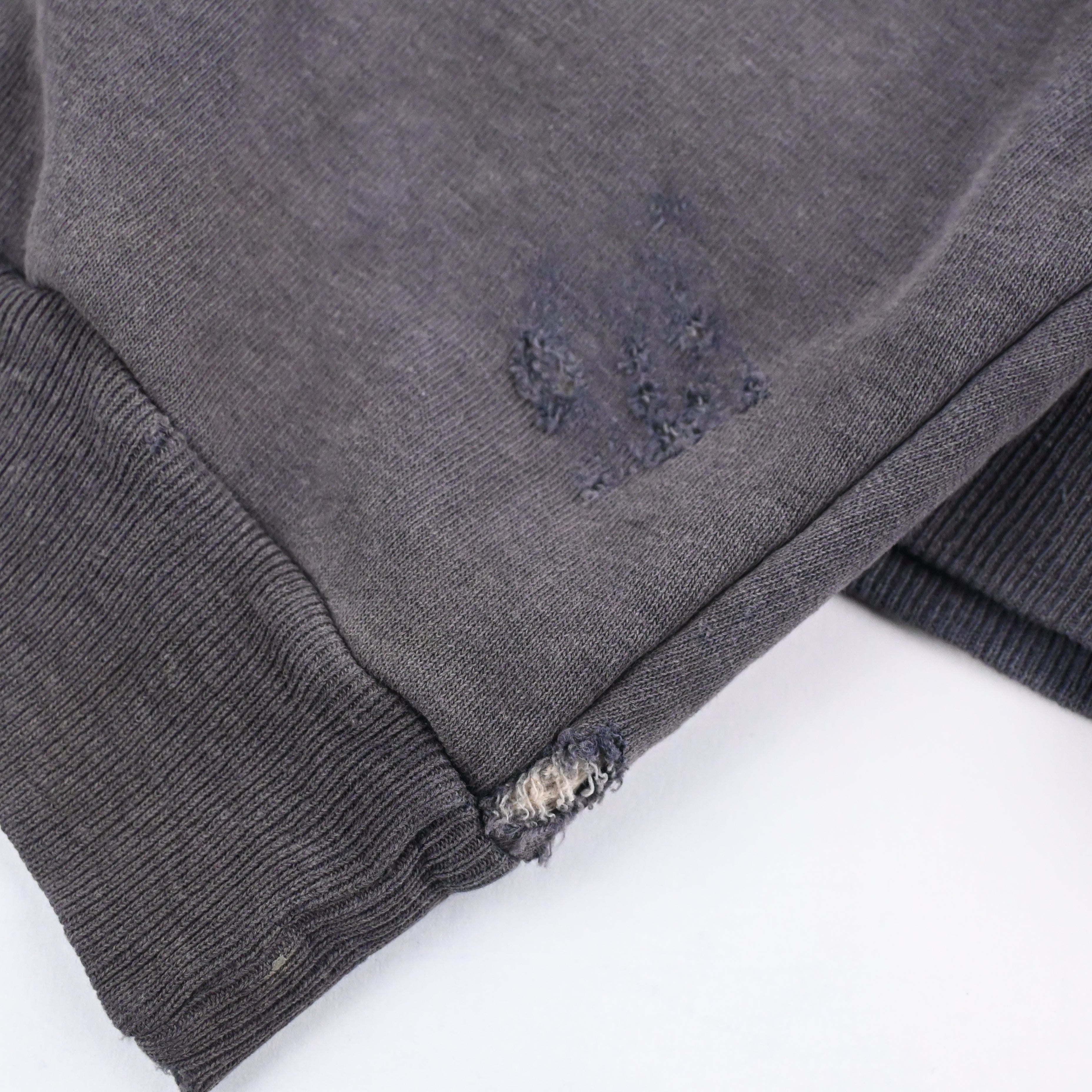 袖口にダメージがございます。