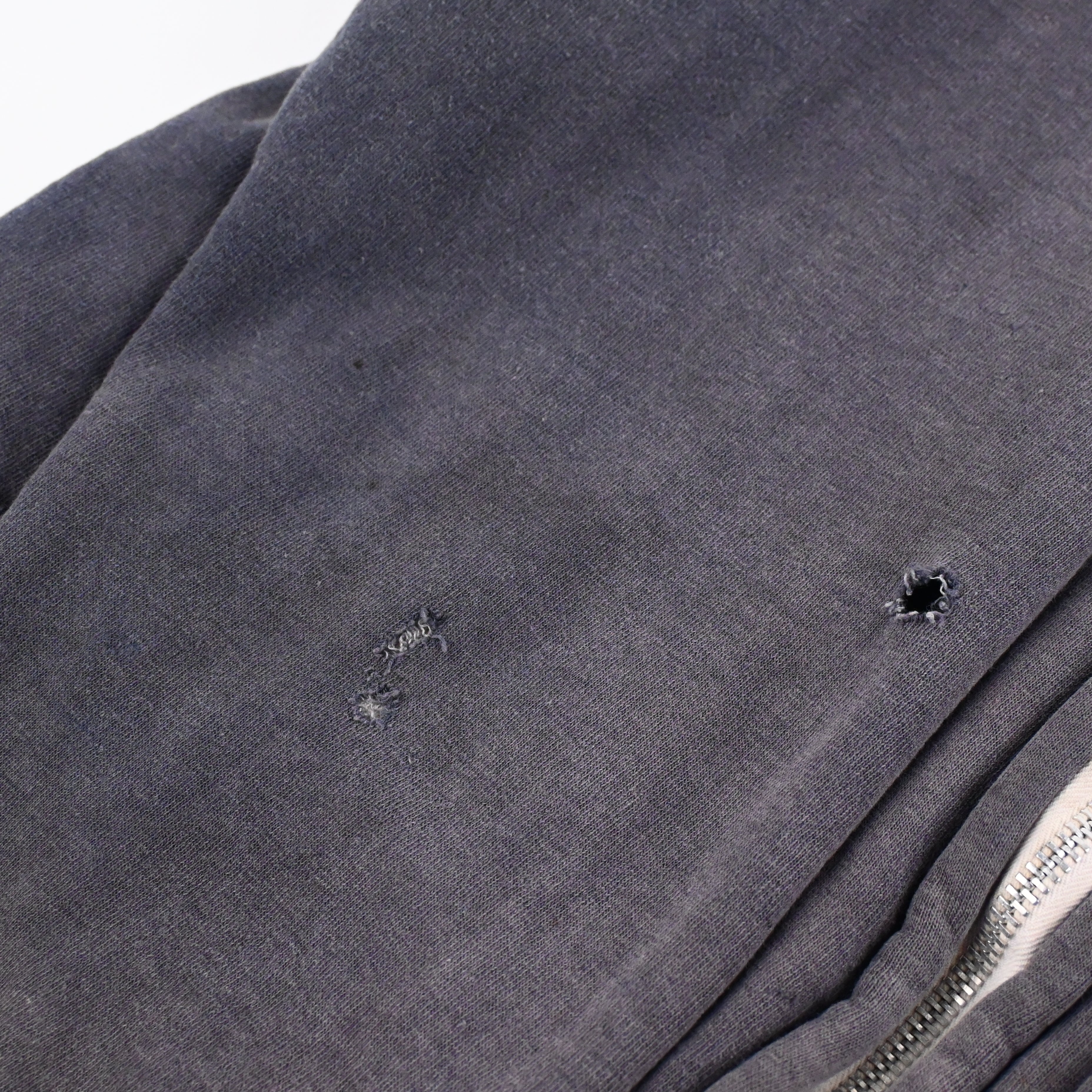 右袖にダメージがございます。