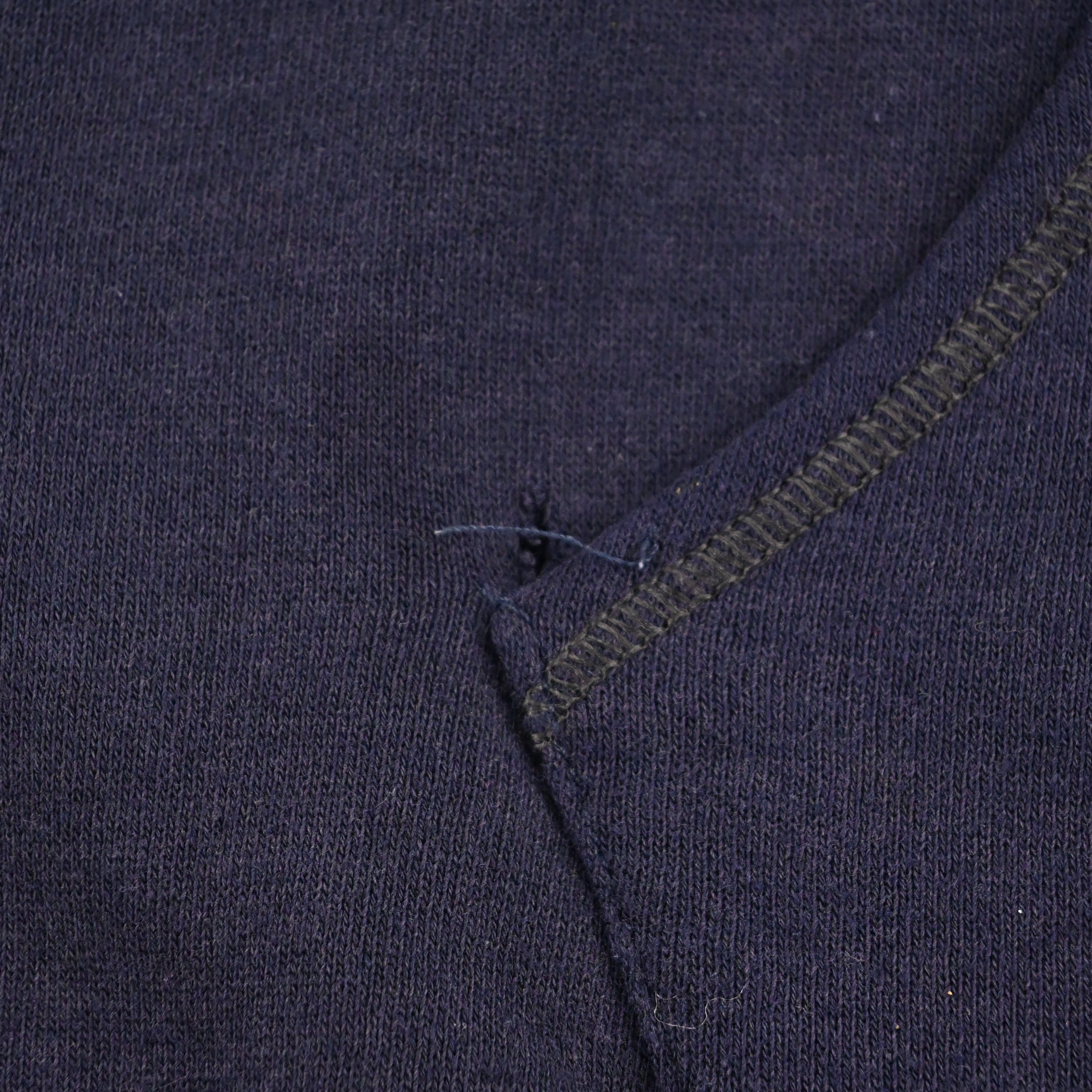 ポケット付近にダメージがございます。