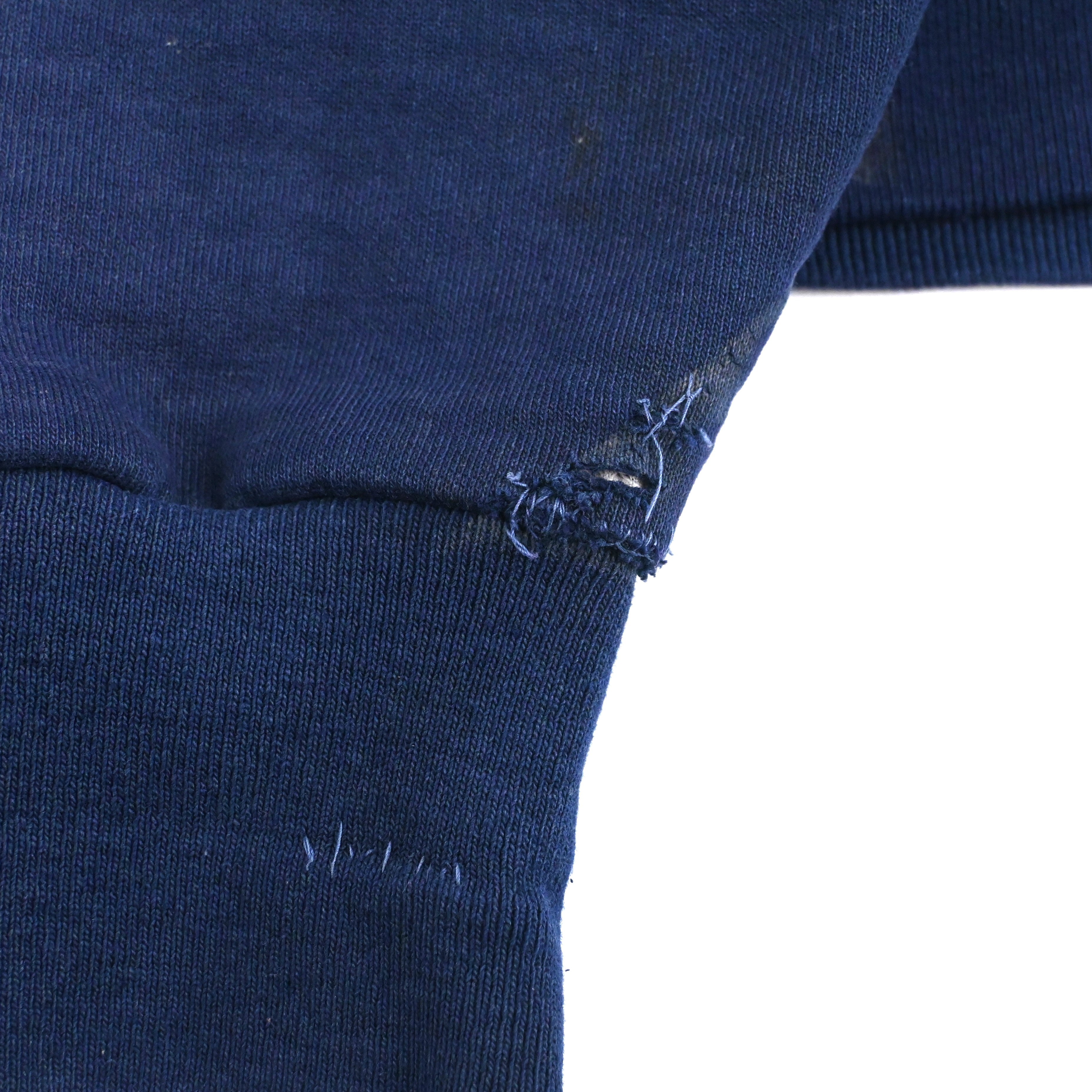 袖口にダメージがございます。