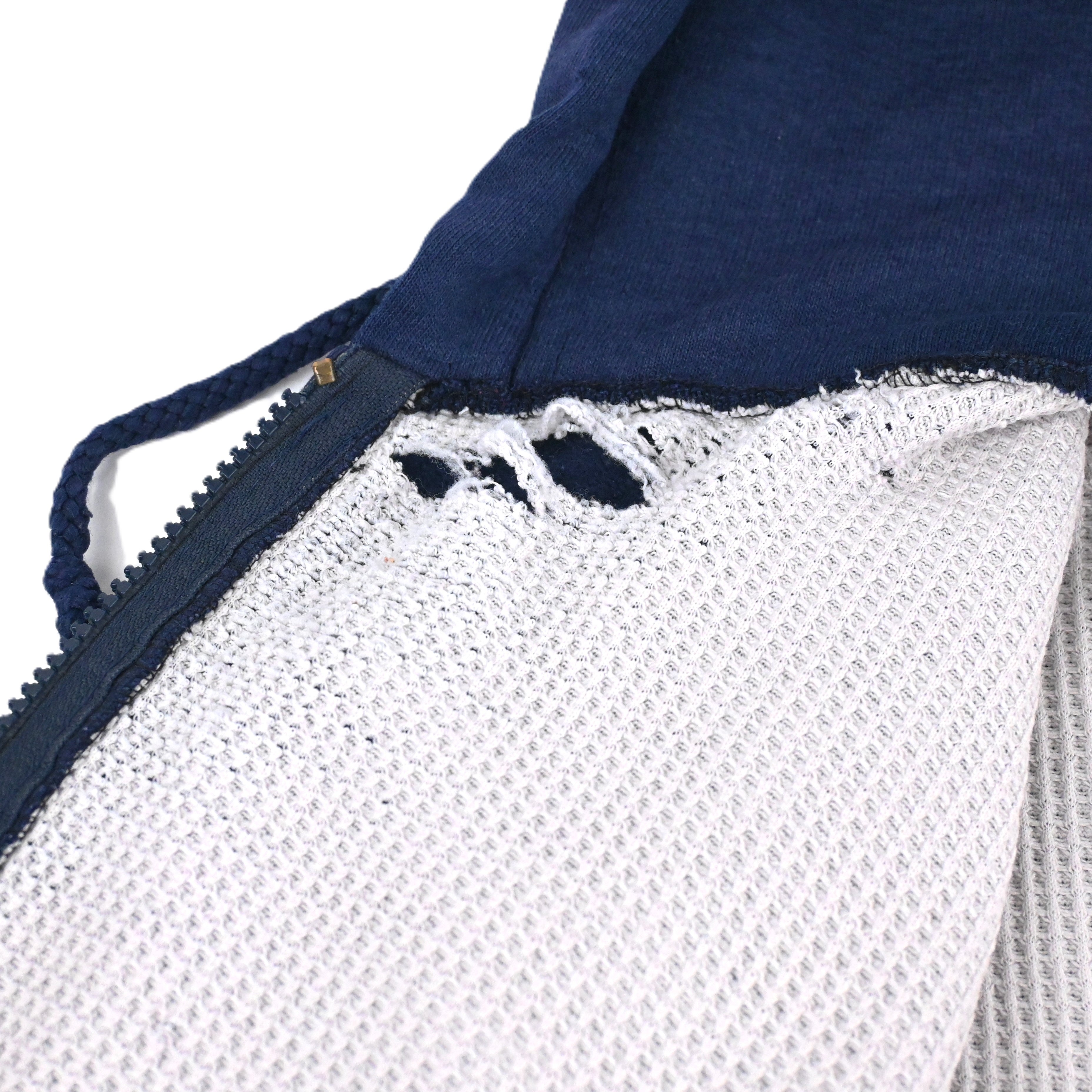 裏地サーマルにダメージがございます。