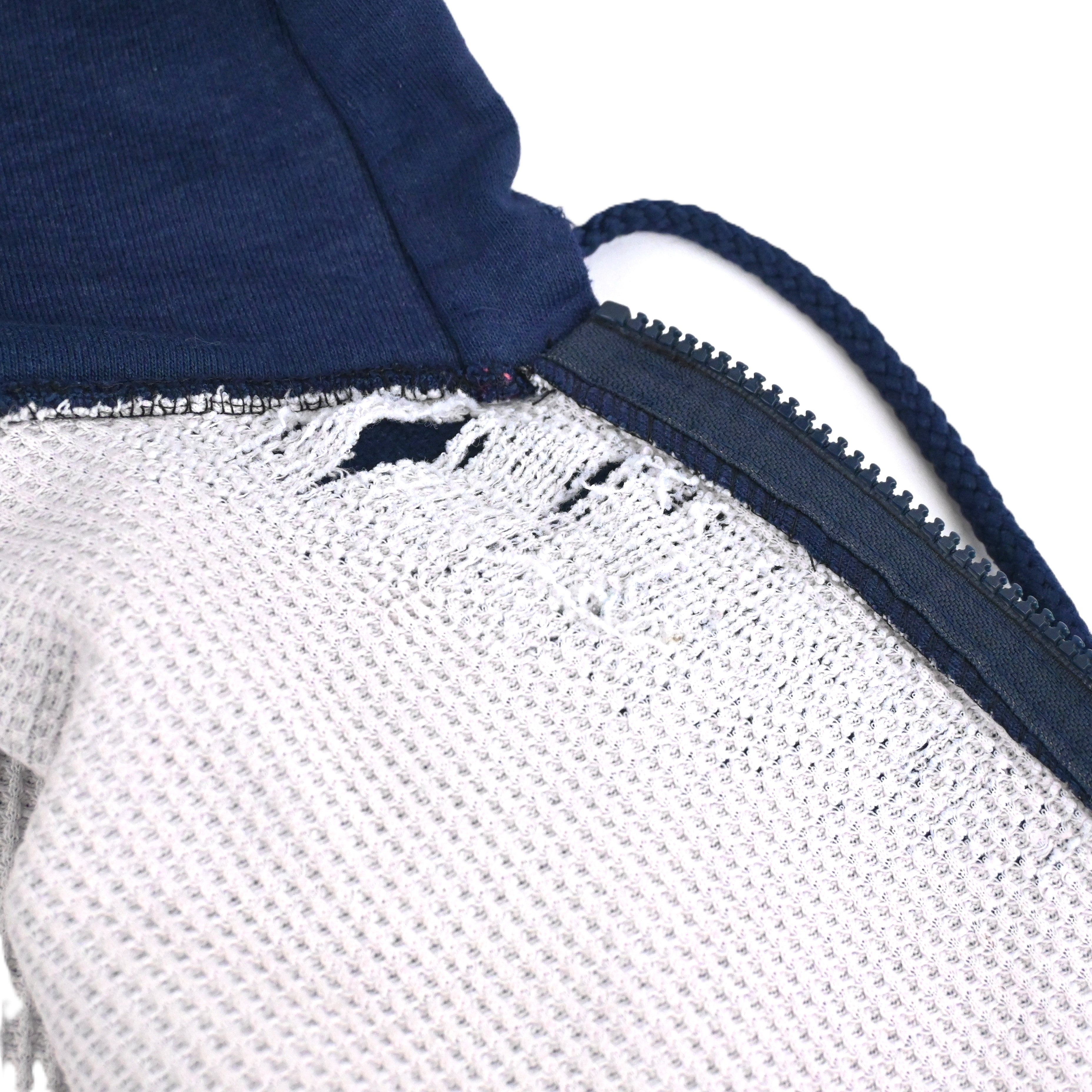 裏地サーマルにダメージがございます。