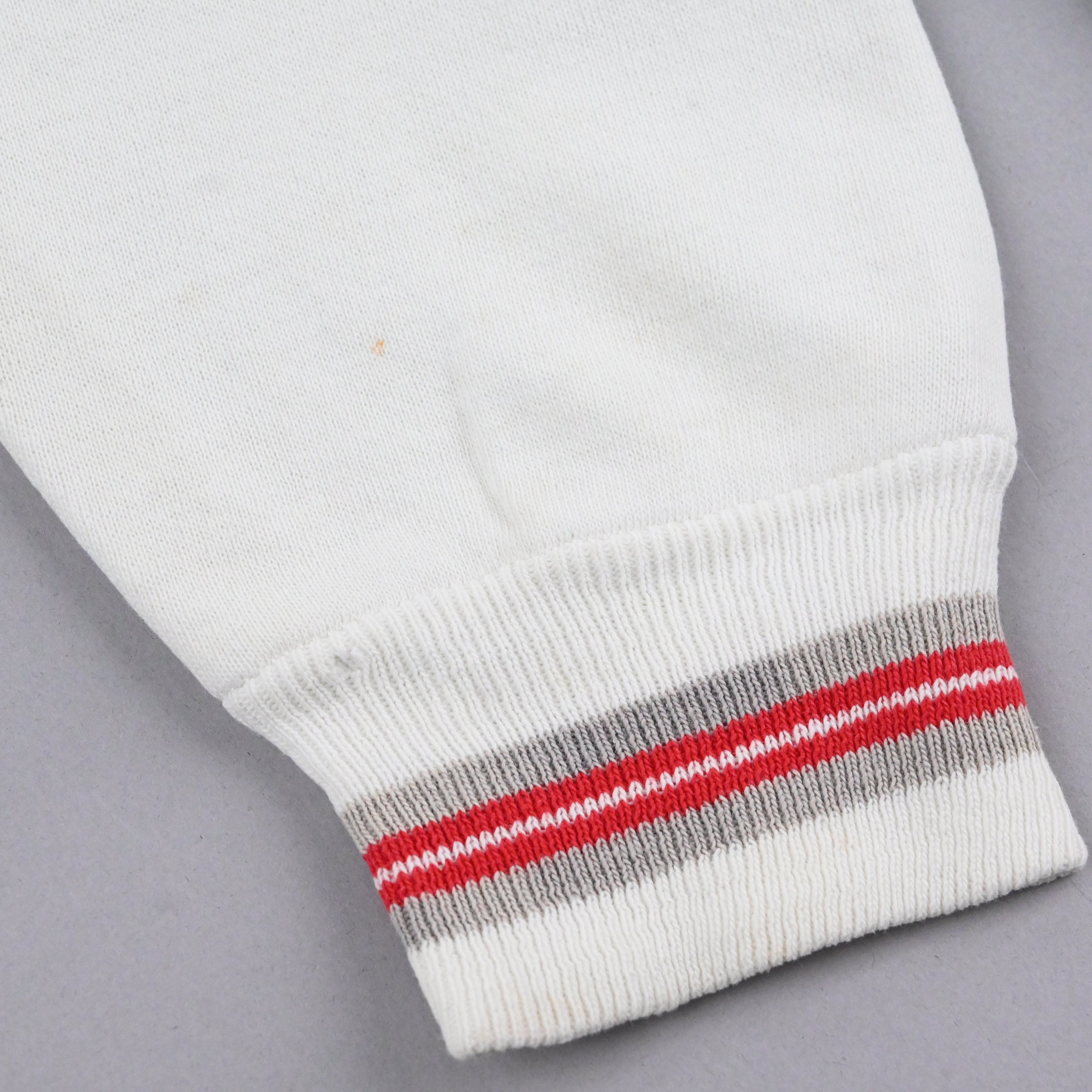 袖口に汚れがございます。