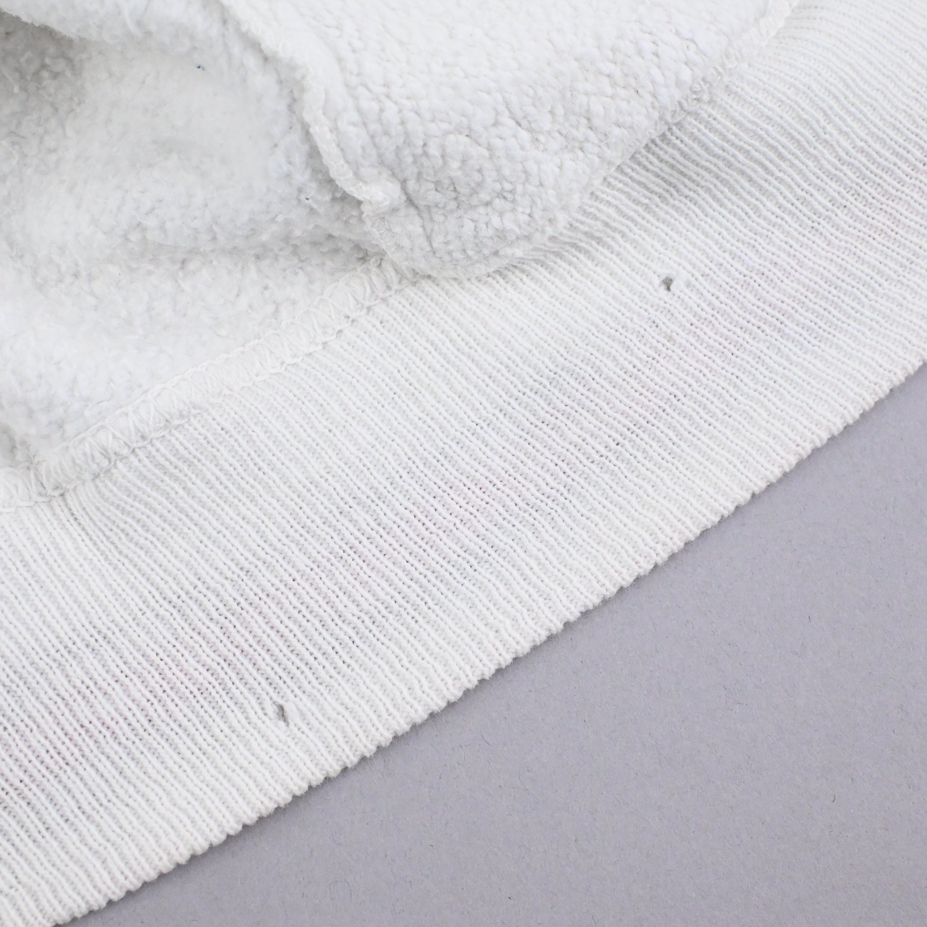 裏地のリブ部分にピンホールがございます。