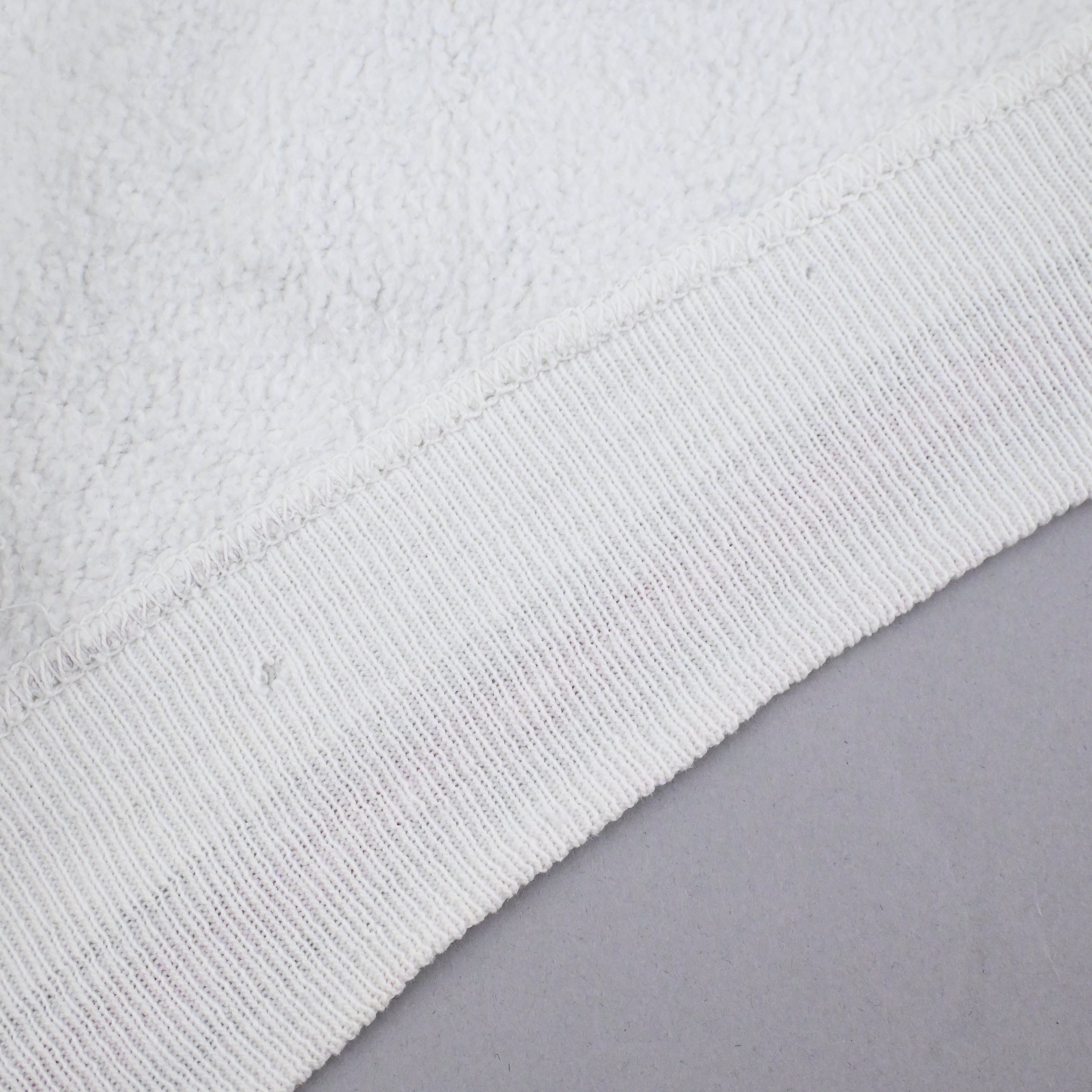 裏地のリブ部分にピンホールがございます。