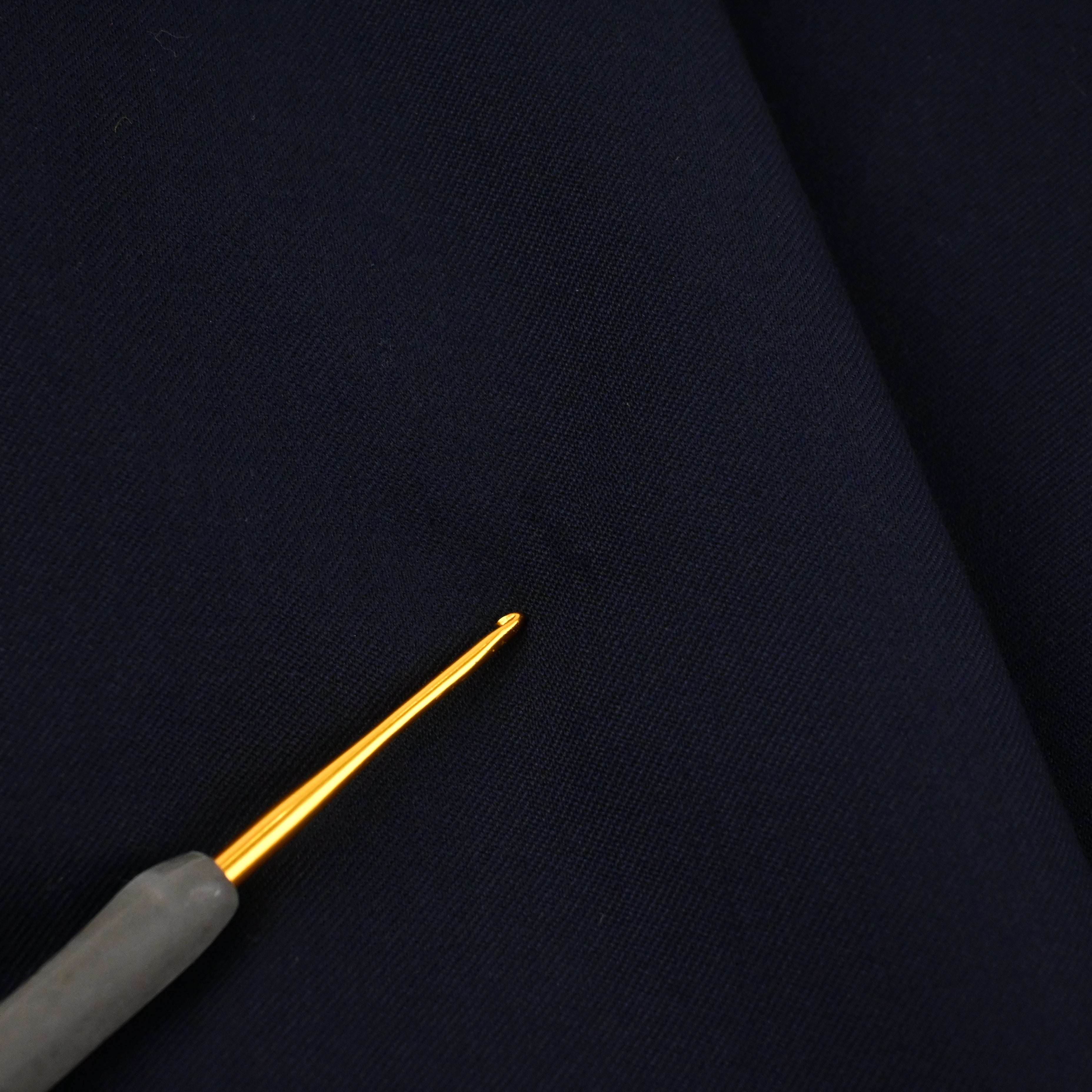 袖に薄い汚れがございますが、目立つものではございません。