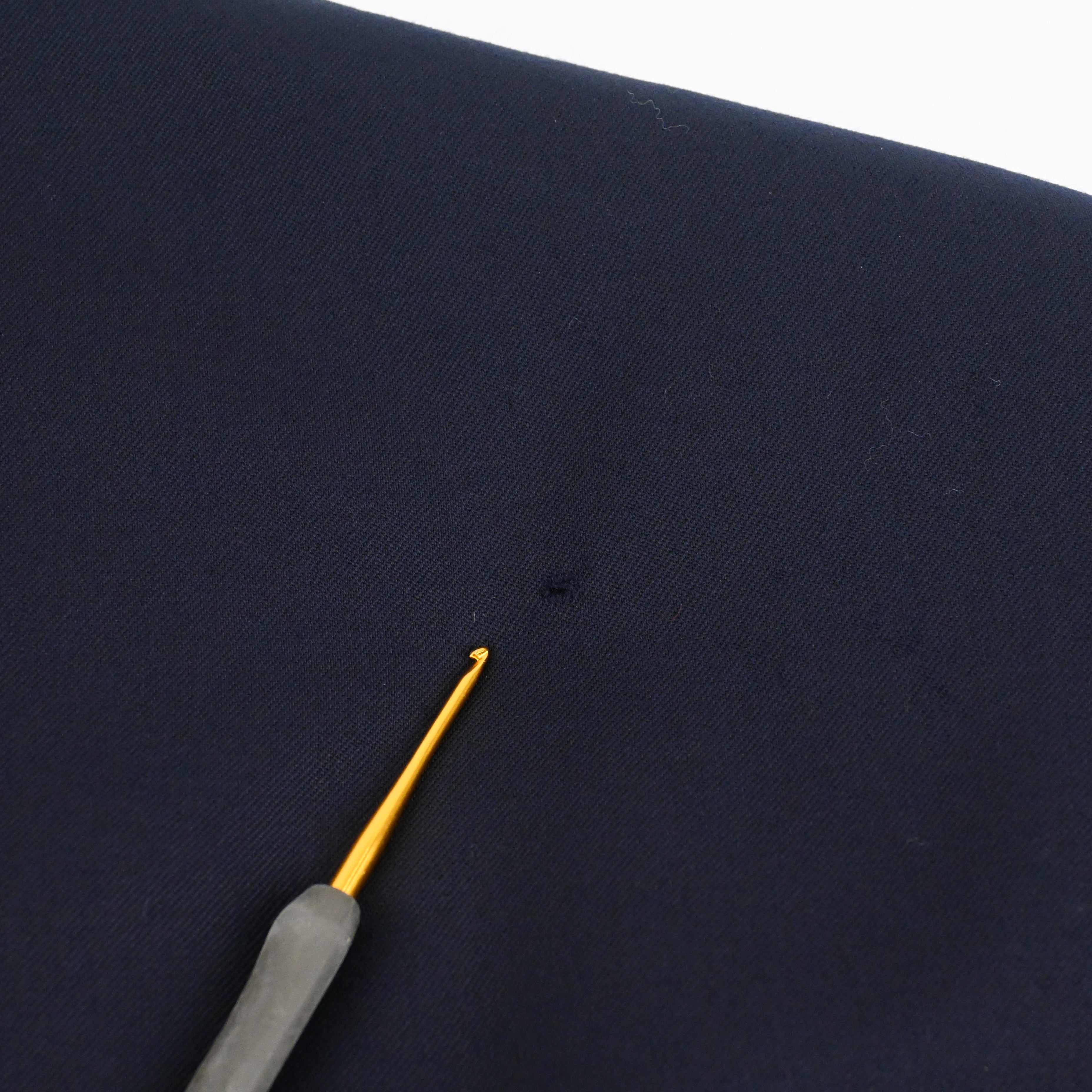 背面にダメージがございます。