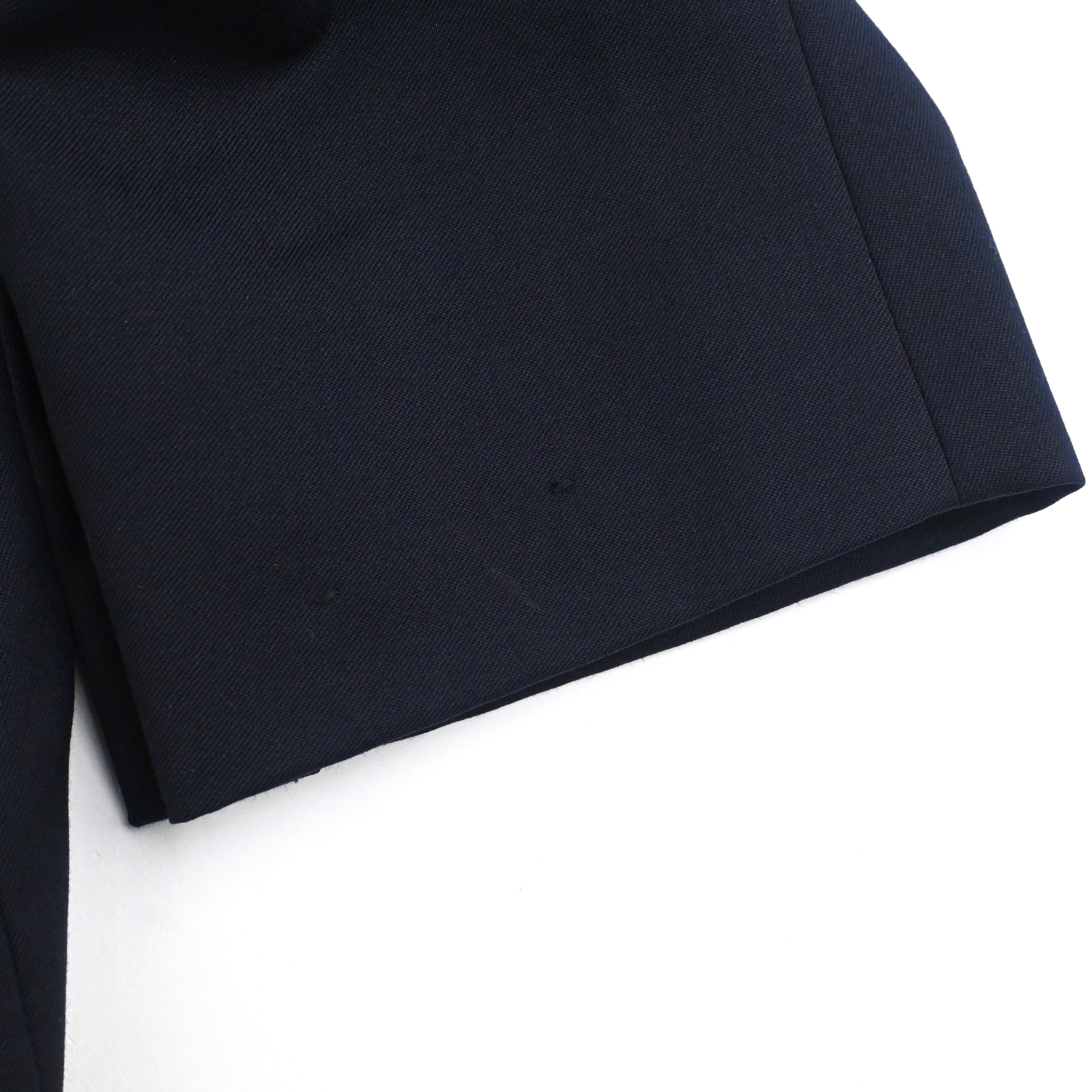 袖に薄い汚れがございますが、目立つものではございません。