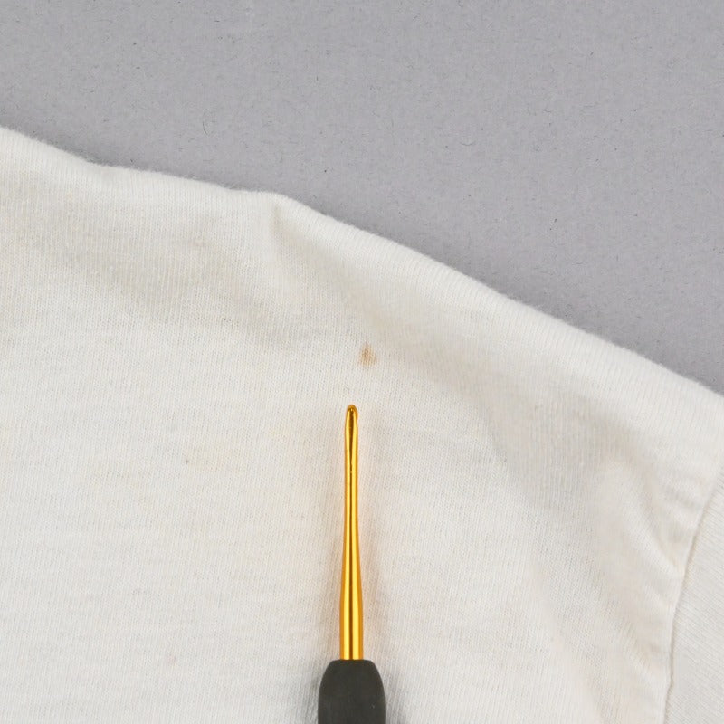 フロントに極小の汚れがございます。