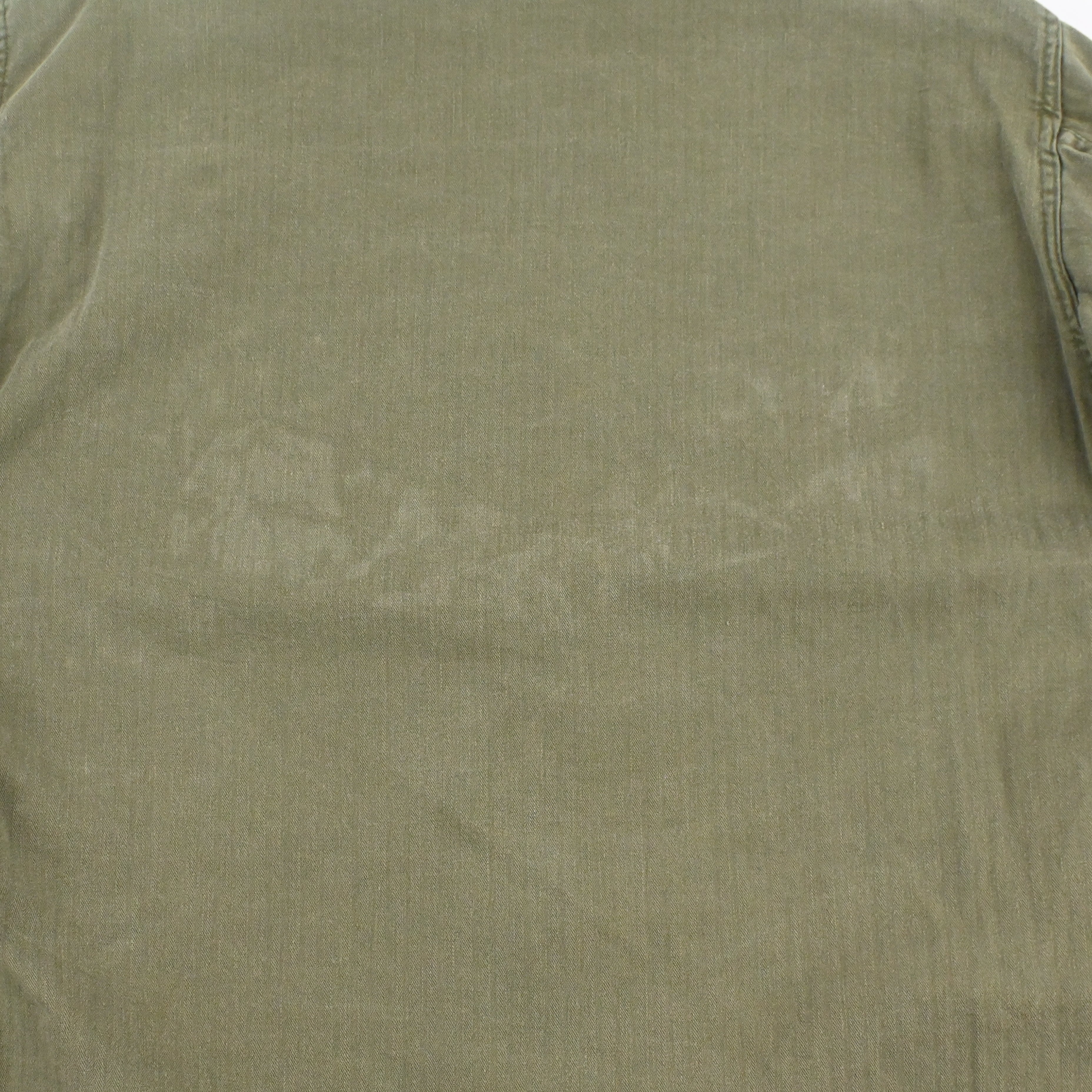 背面に薄く色抜けがございます。