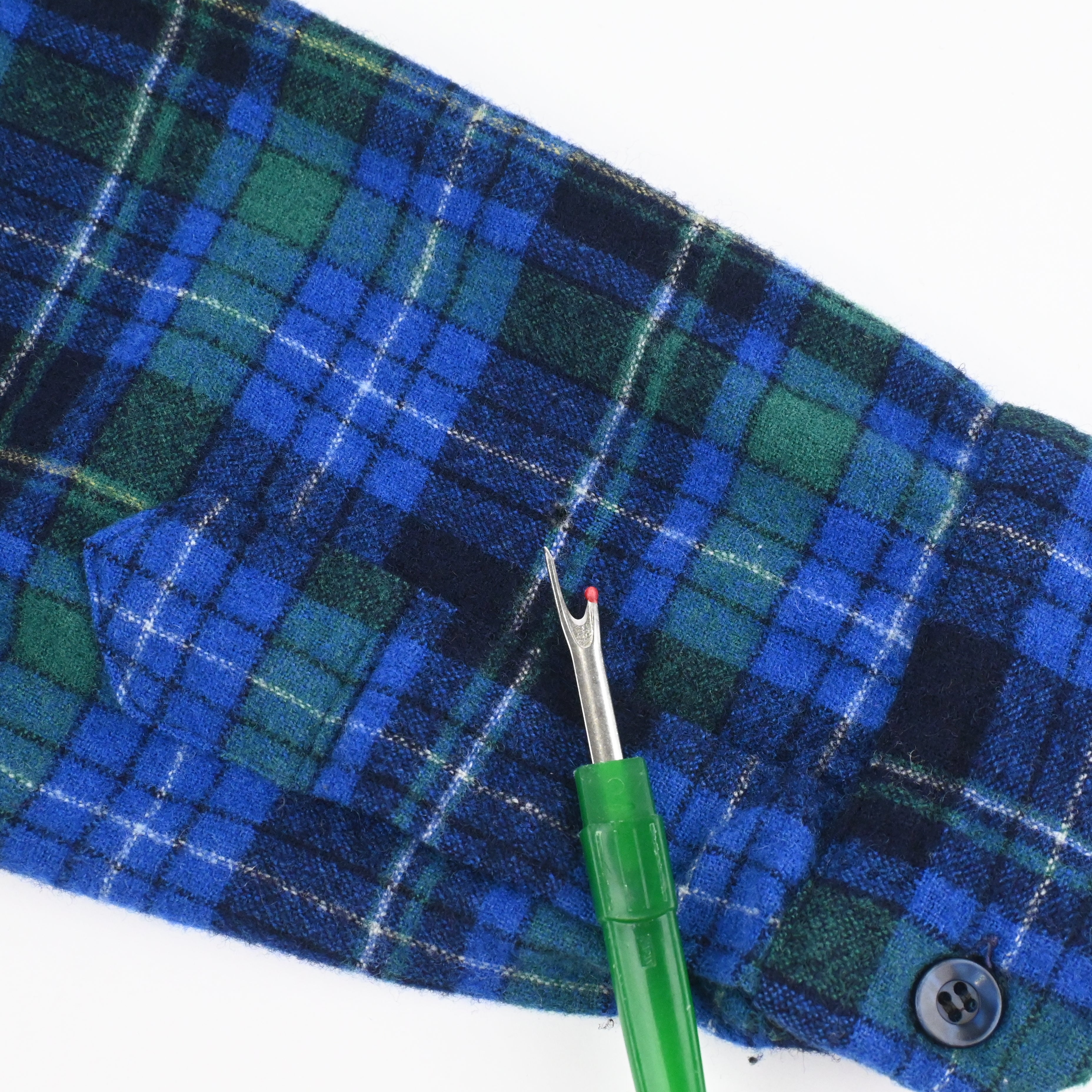 袖に小穴がございます。