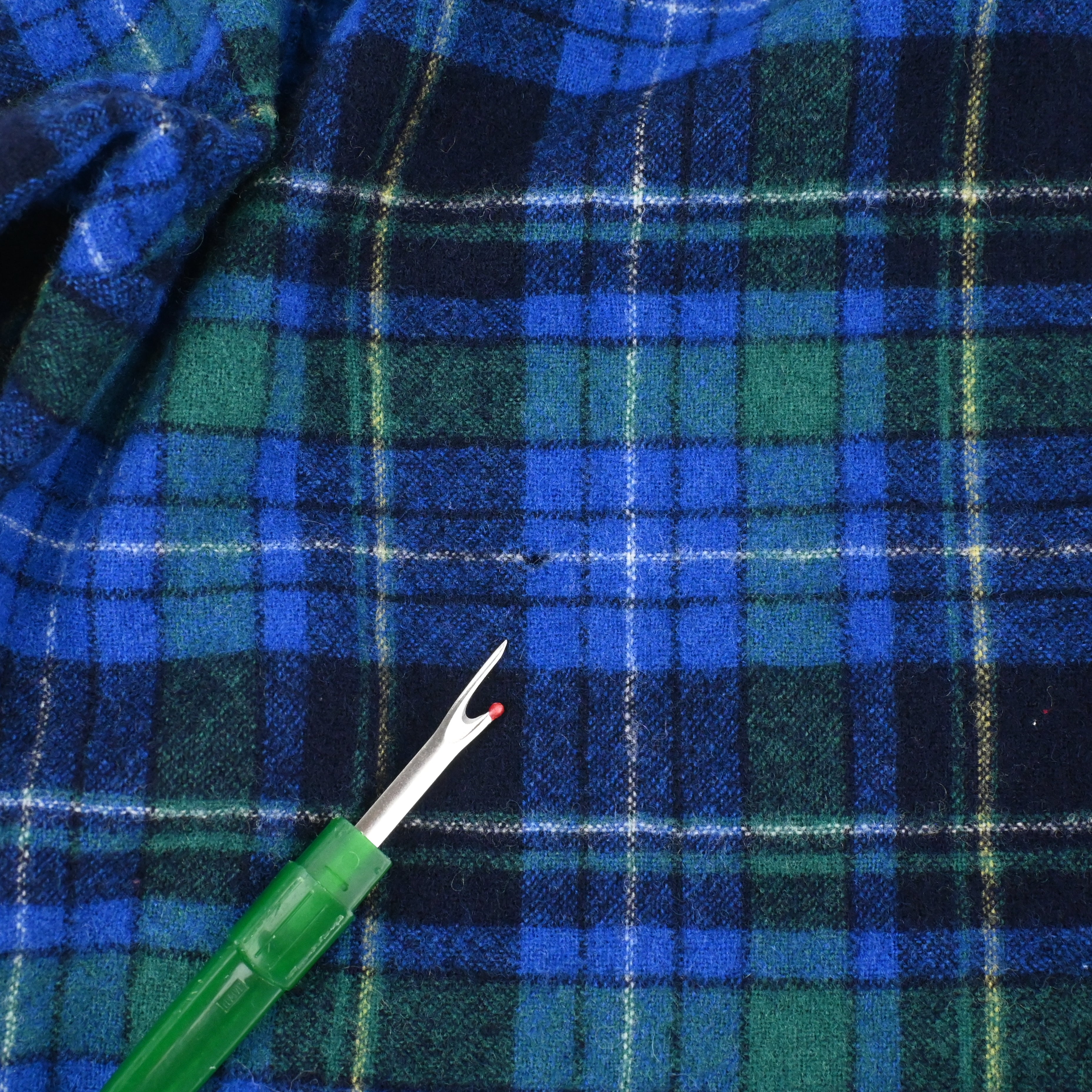 後ろ身頃に小穴がございます。