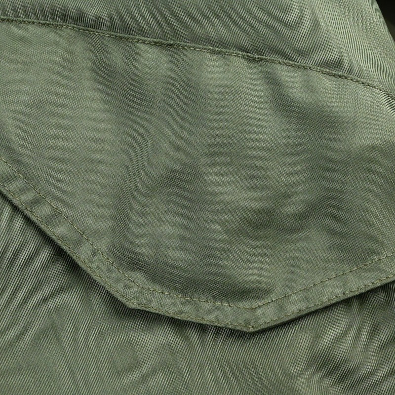 フロントに薄い汚れがございます。