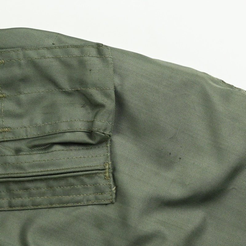 袖に糸ツリがございます。