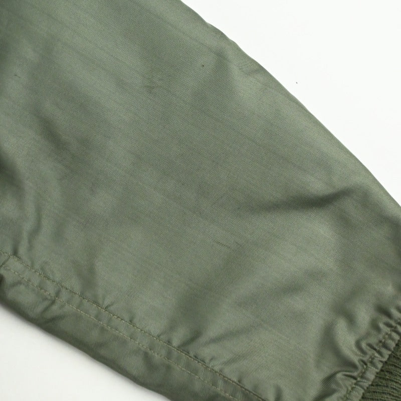 袖に糸ツリがございます。