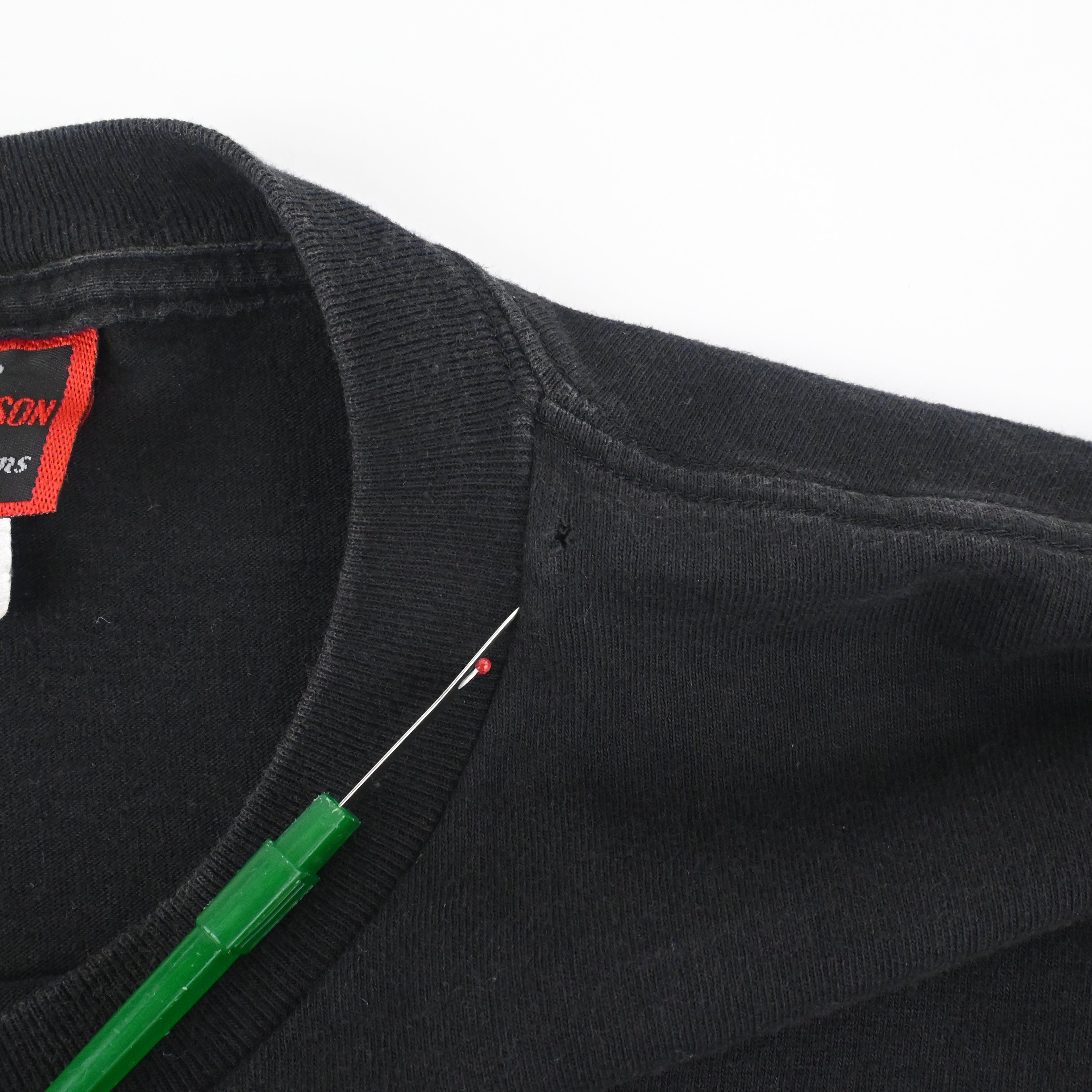 襟付近にピンホールがございます。