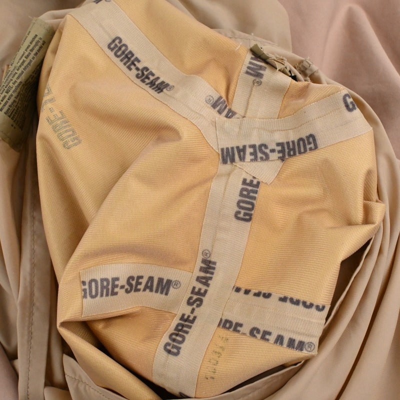 シームテープは綺麗な状態です。