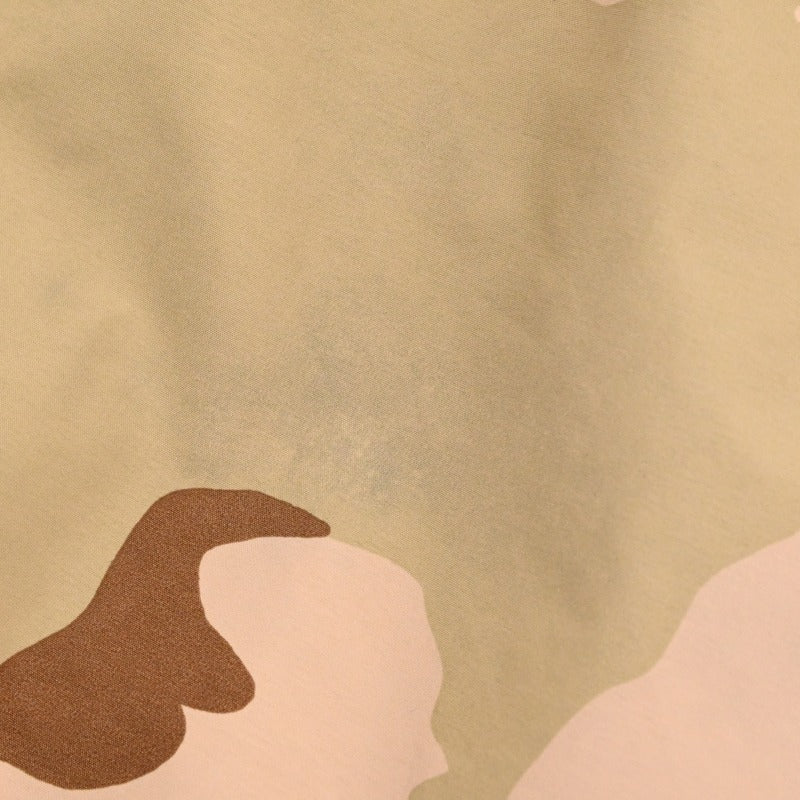 背面に薄く汚れがございます。