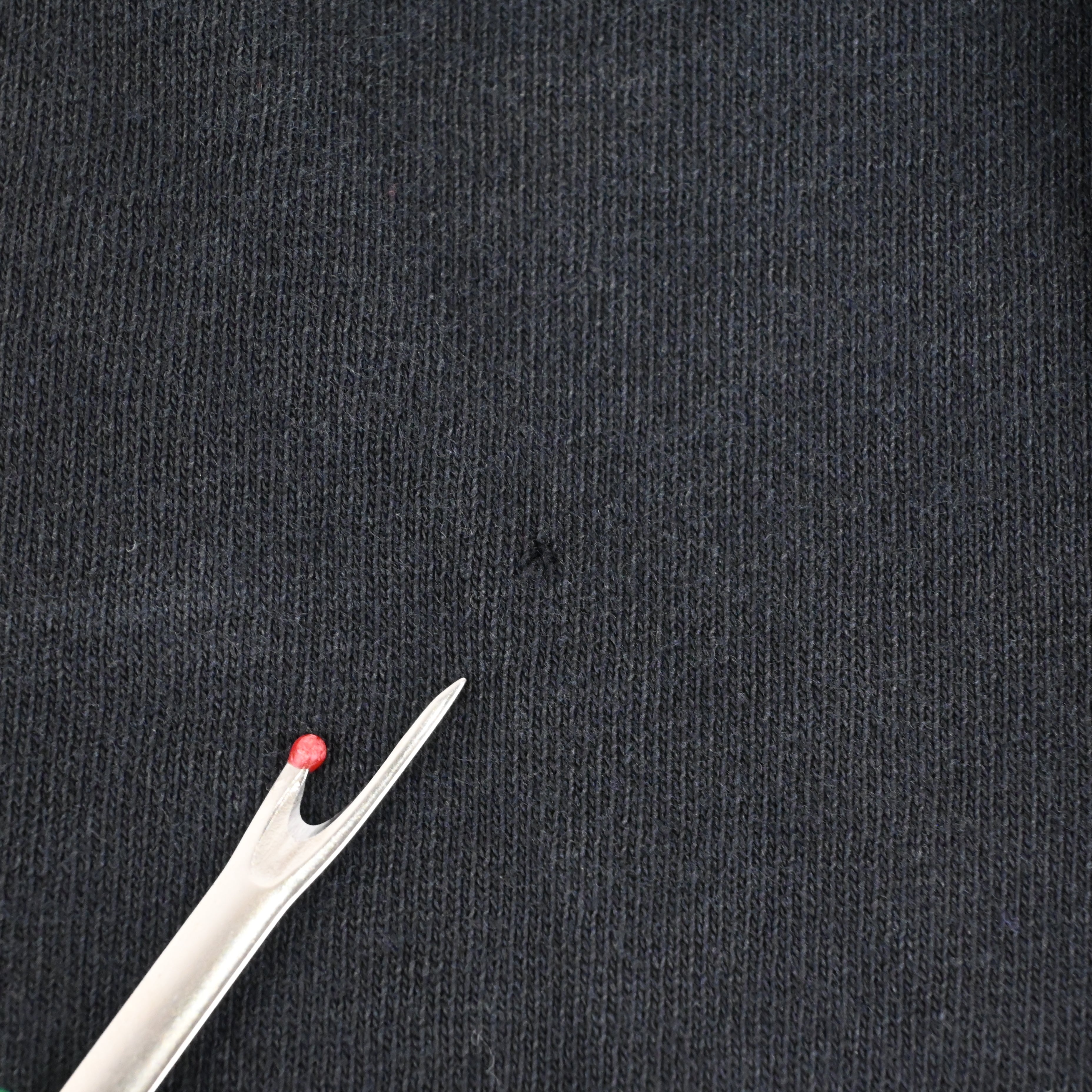 前身頃にピンホールがございます。