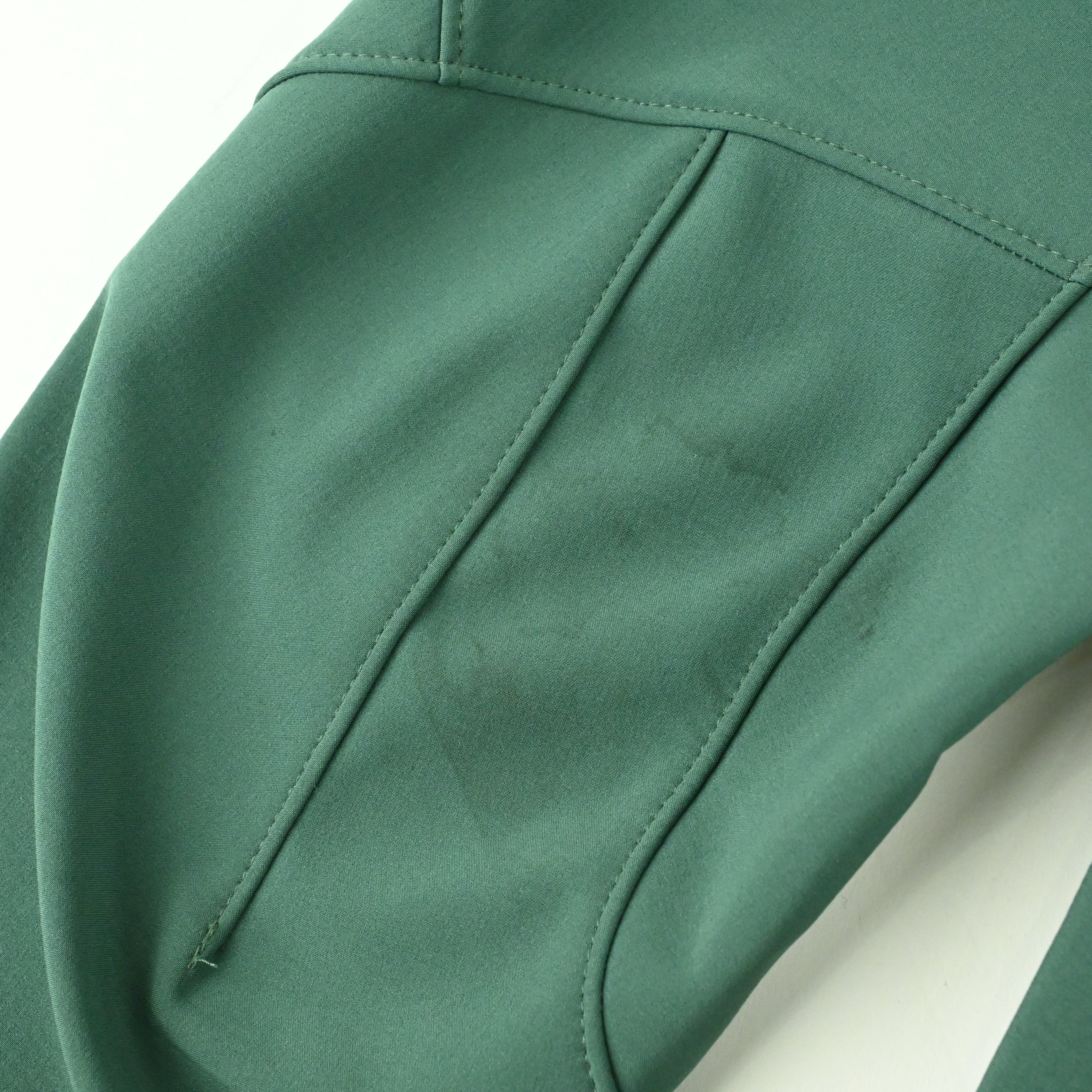 袖に薄く汚れがございます。(画像は明るくしております。)