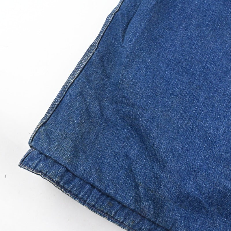 背面に汚れがございます。