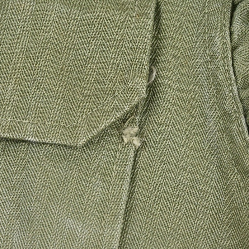 ポケット部分にほつれがございますが、内側には貫通しておりません。