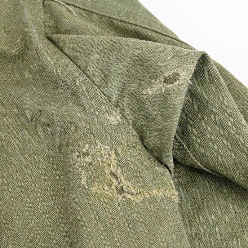 背面脇部分にリペアがございます。