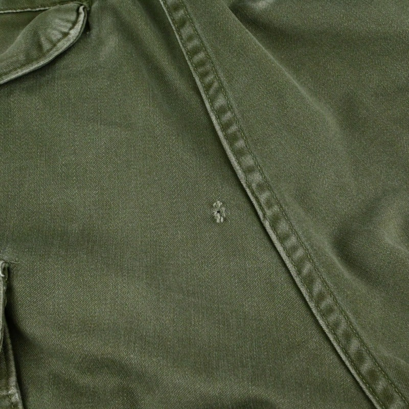 背面にダメージがございます。