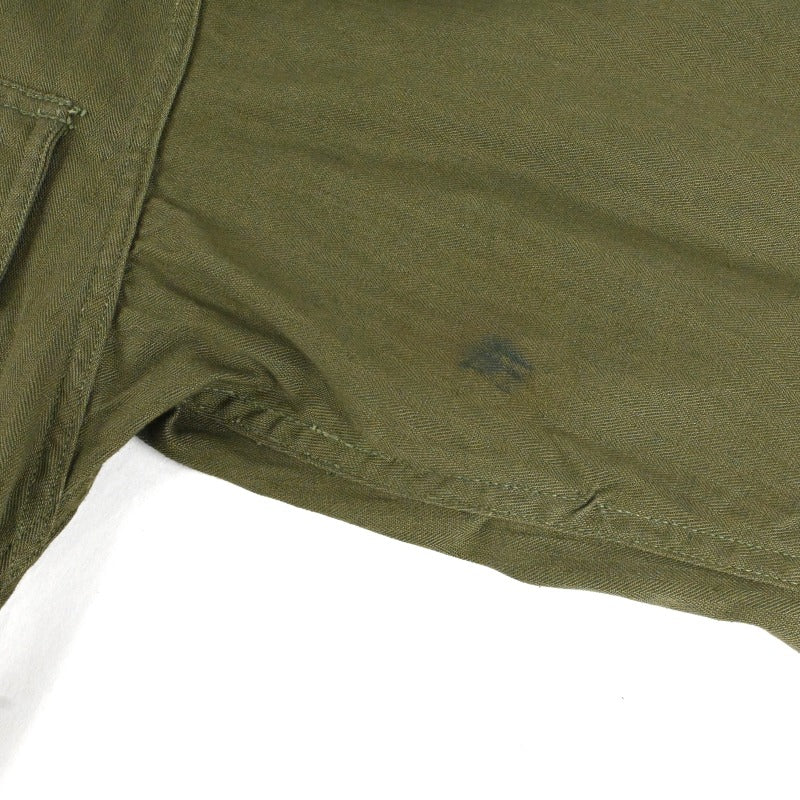 左袖に汚れがございます。