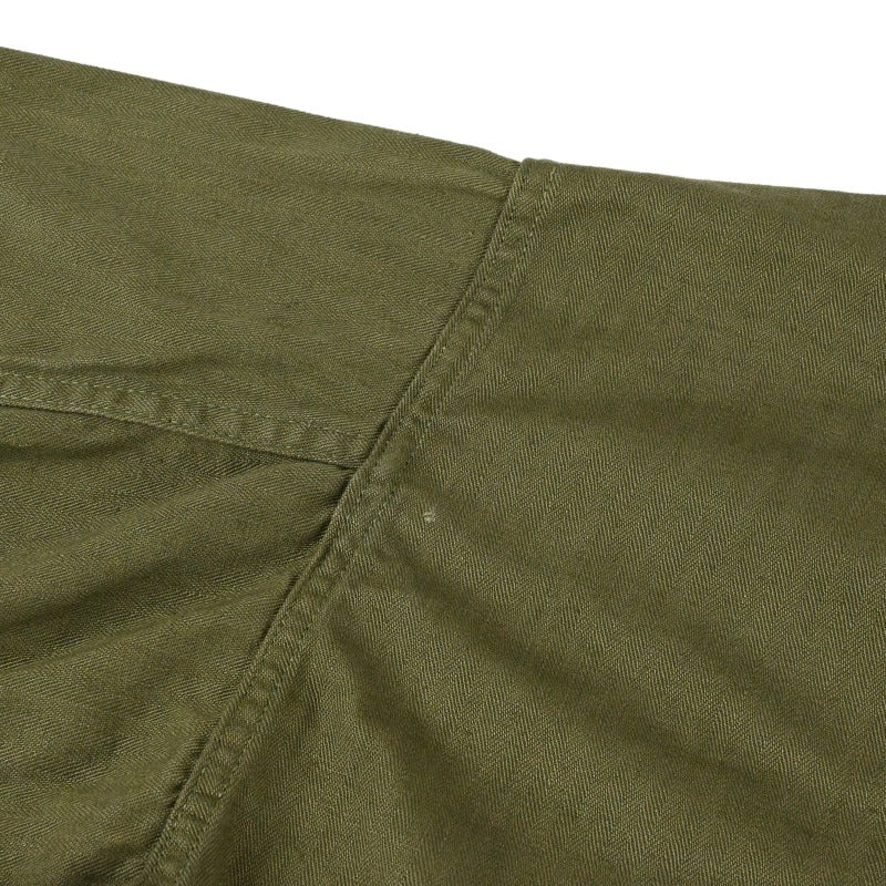 袖にピンホールがございます。