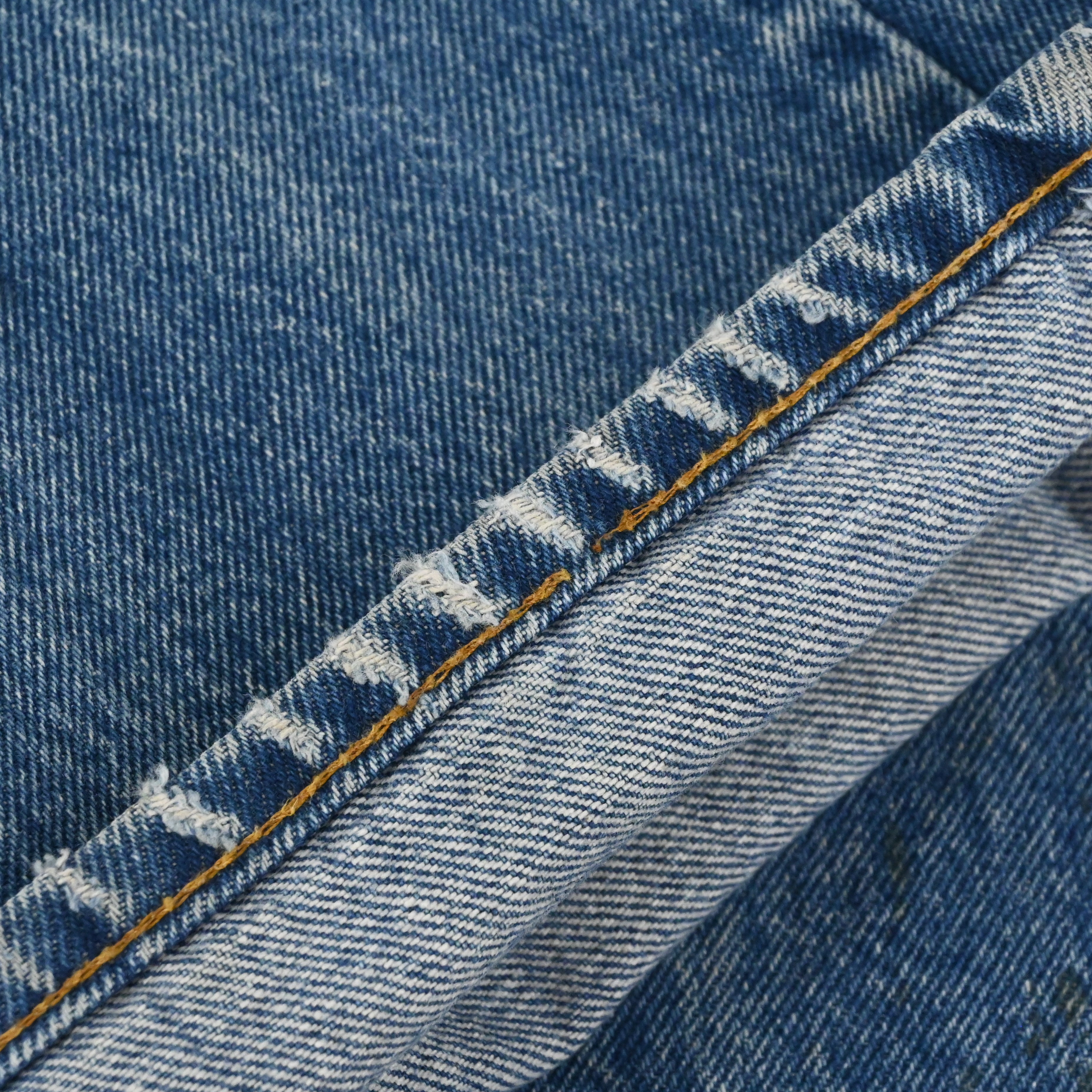 裾に擦れ及びステッチ飛びがございます。