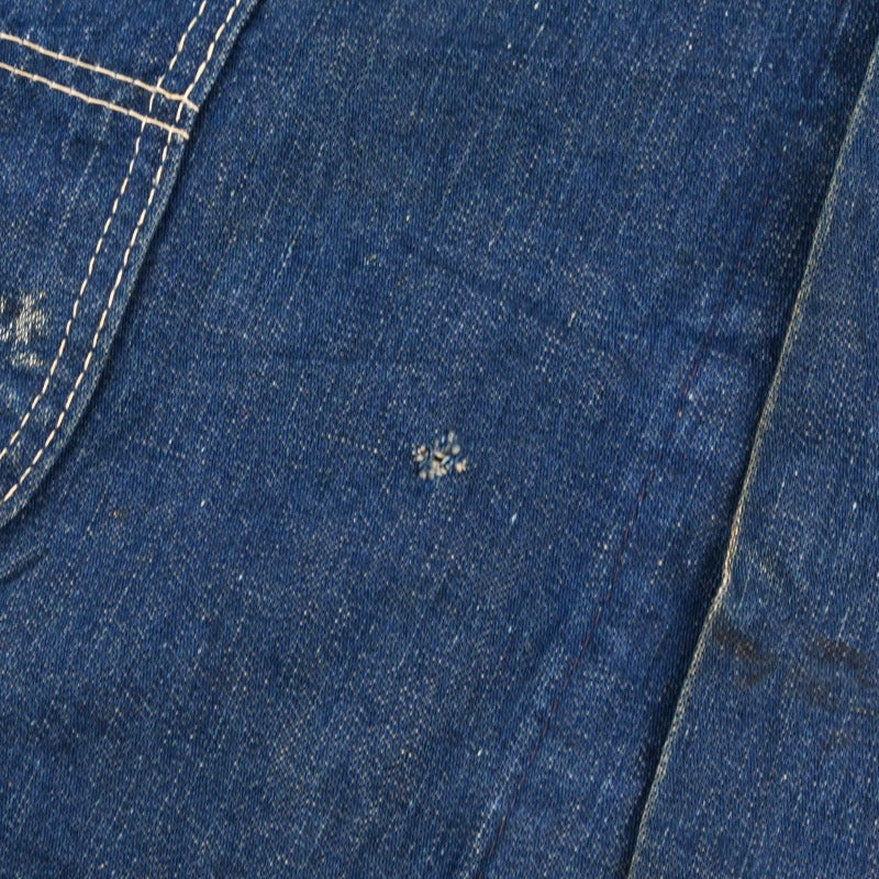 フロントに極小のダメージがございます。