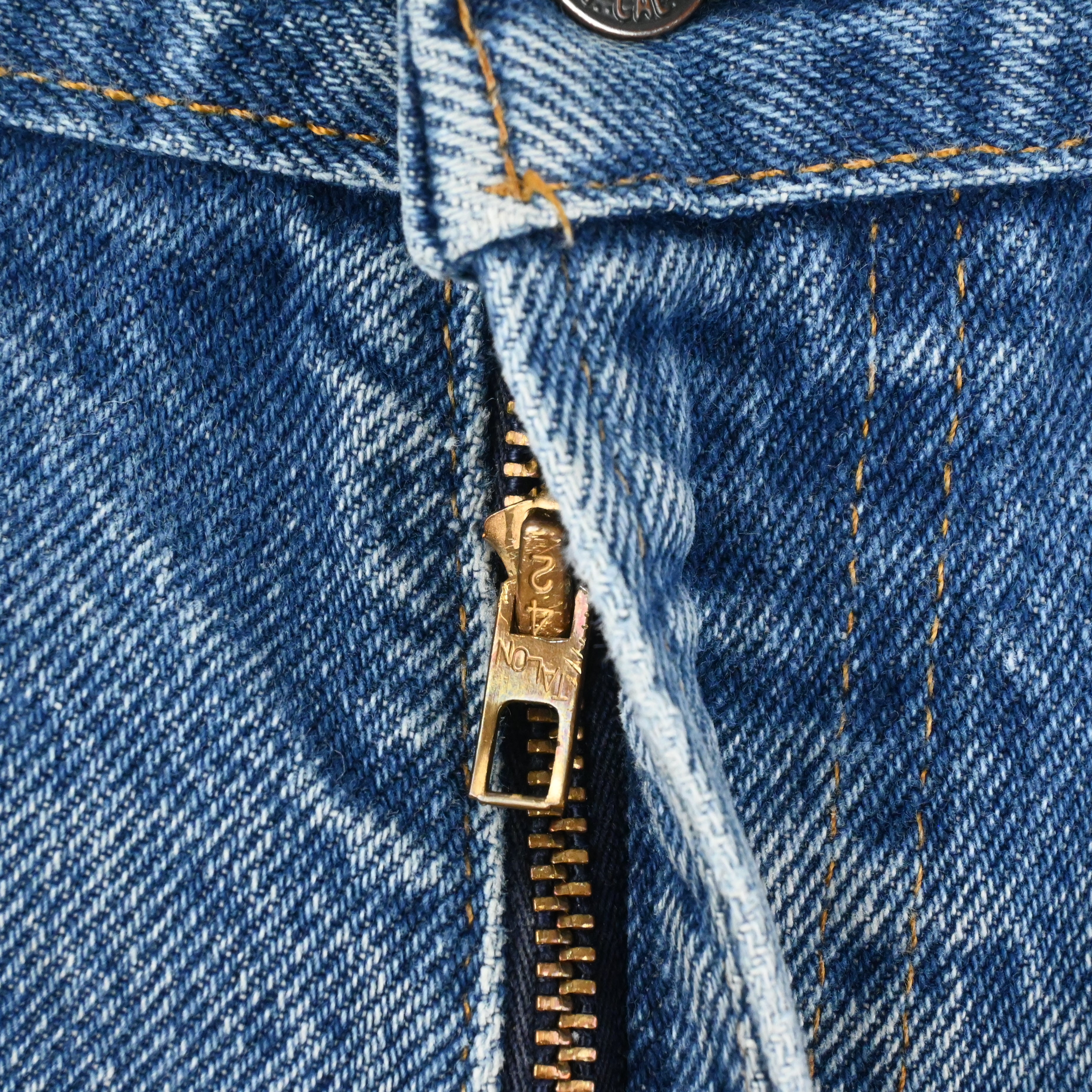 フロントジッパーが逆向きについていますが、問題なく開閉できます。