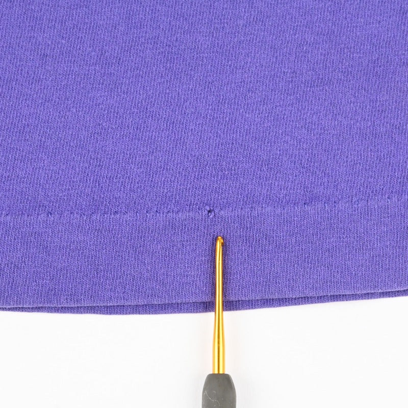 背面裾にピンホールがございます。