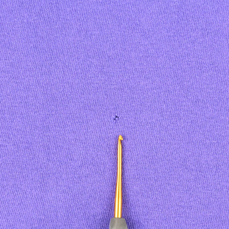 背面にピンホールがございます。