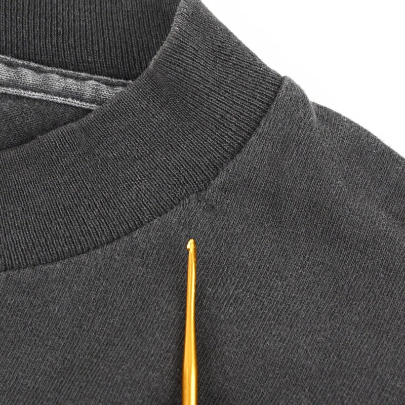 首元にリペアがございます。