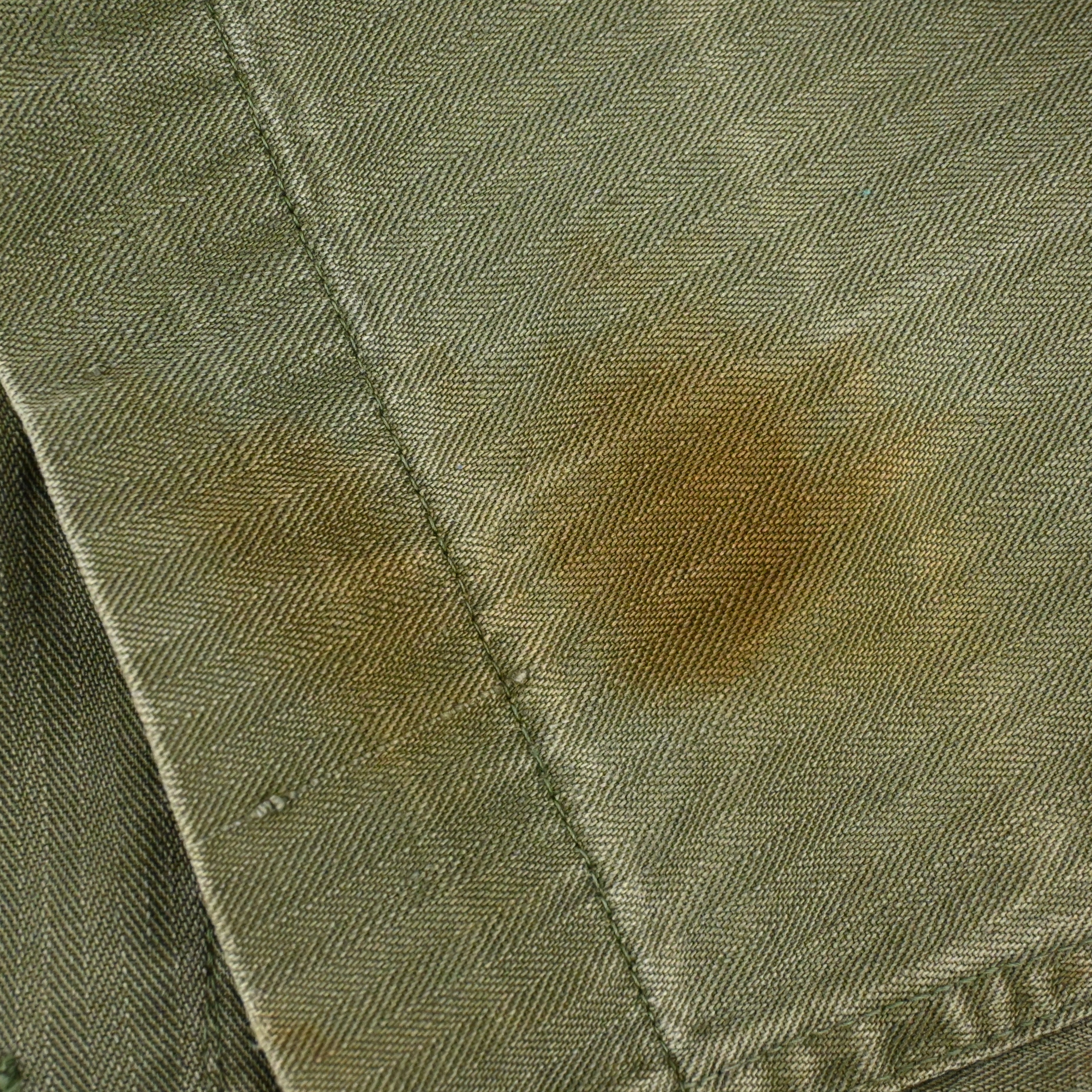 袖口に汚れがございます。