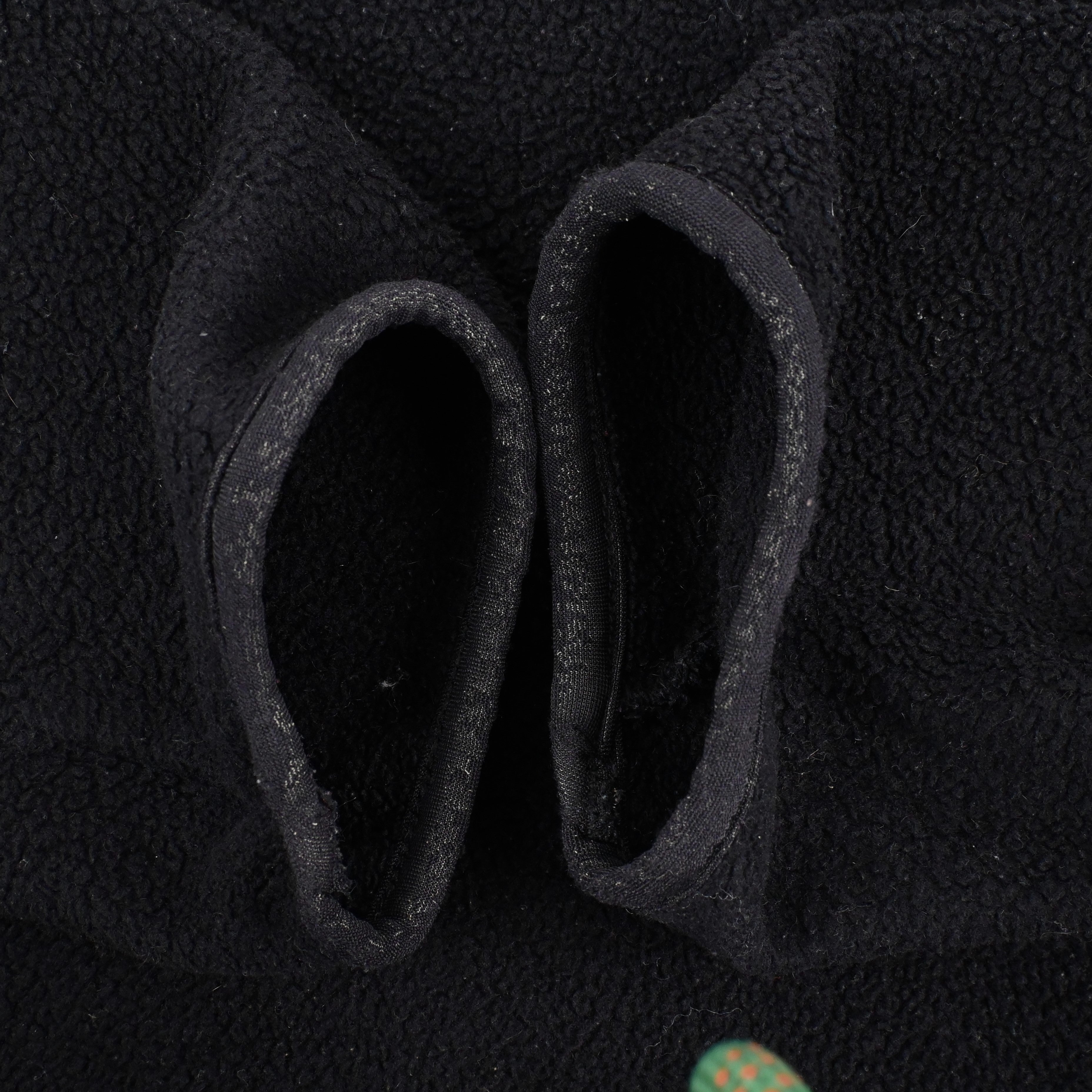 袖パイピングの伸びがございます。