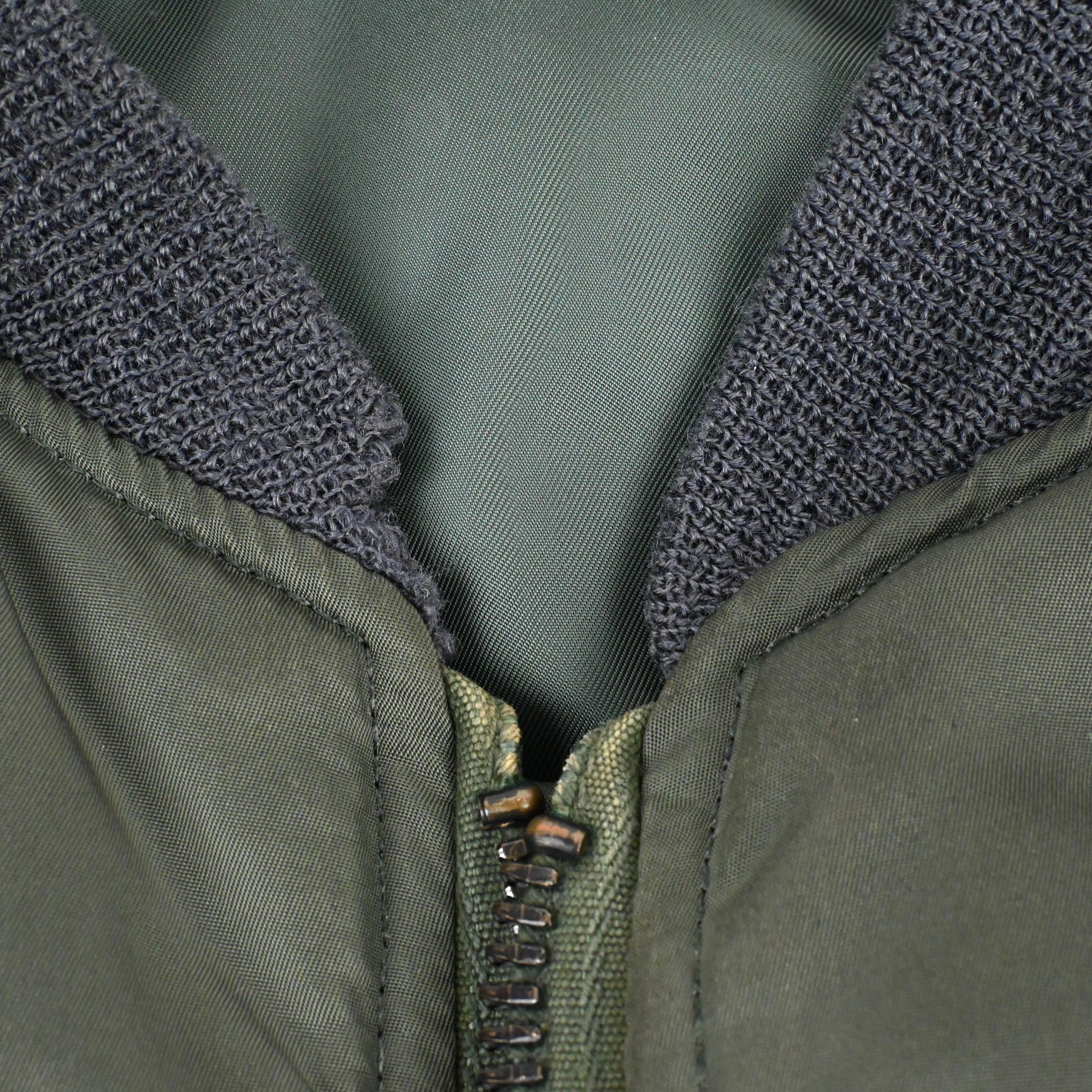 首元のリブにダメージがございます。