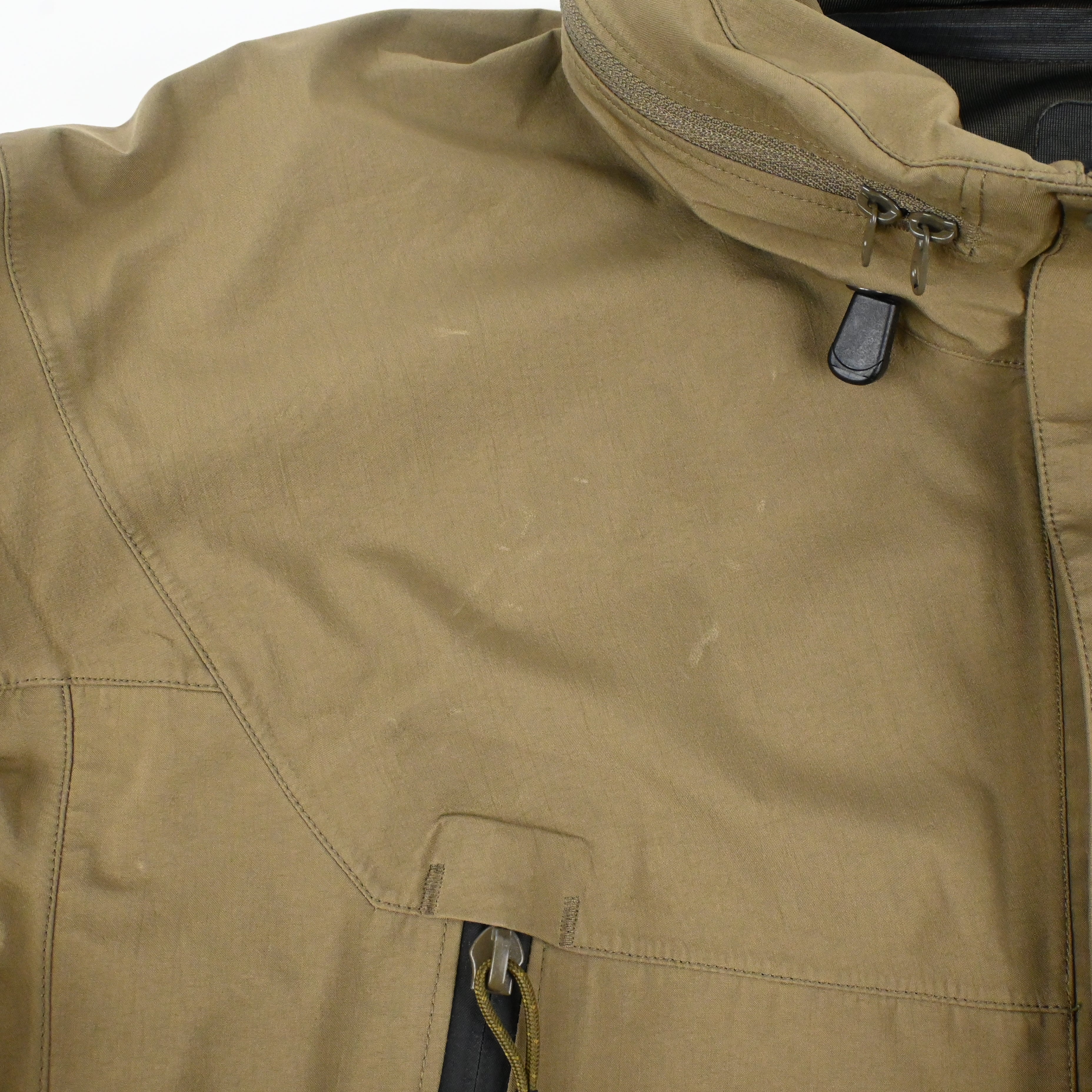 フロントに擦れがございます。