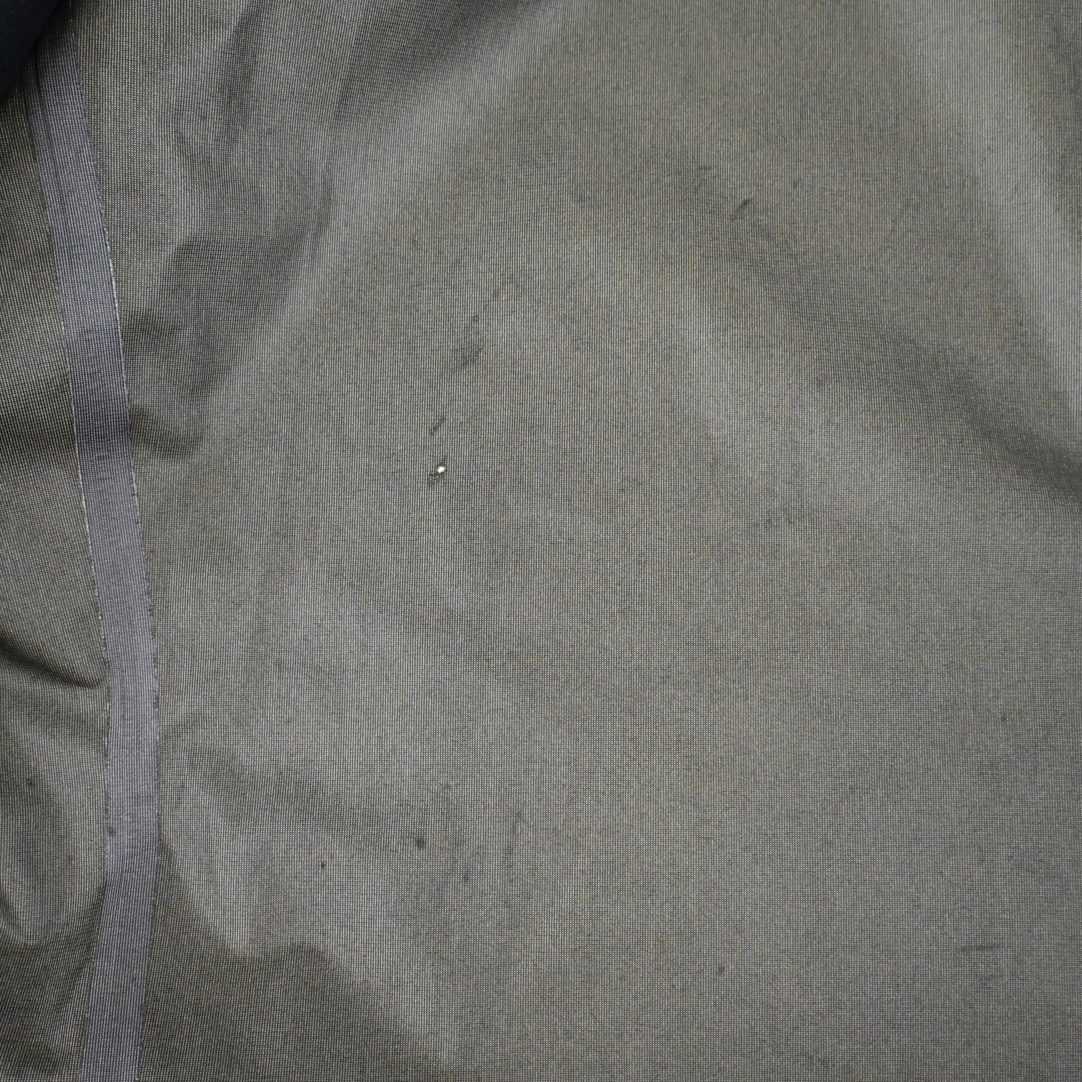 内側に擦れによるコーティングの剥がれがございますが、貫通はしておりません。