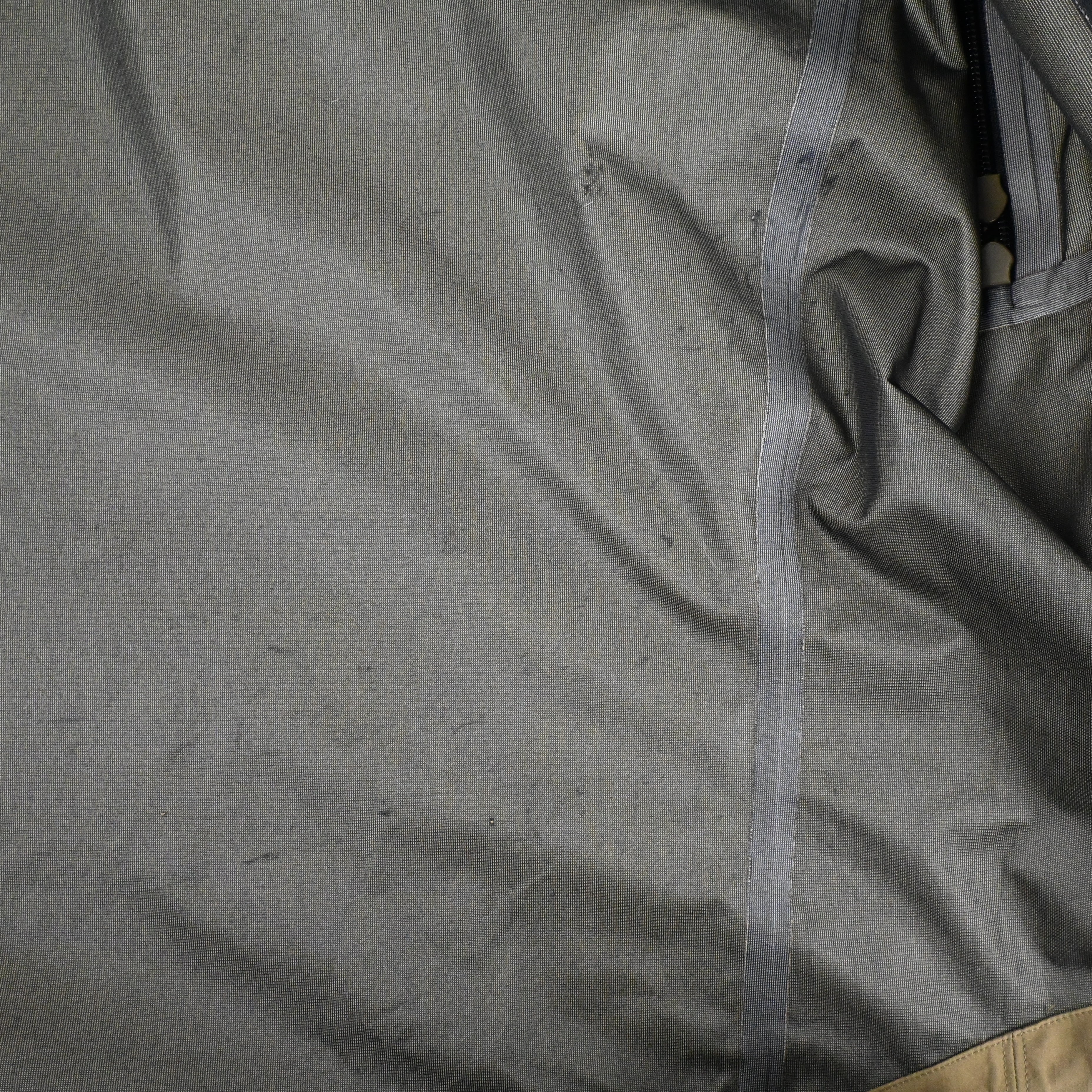 内側に汚れがございますが、目立つものではございません。